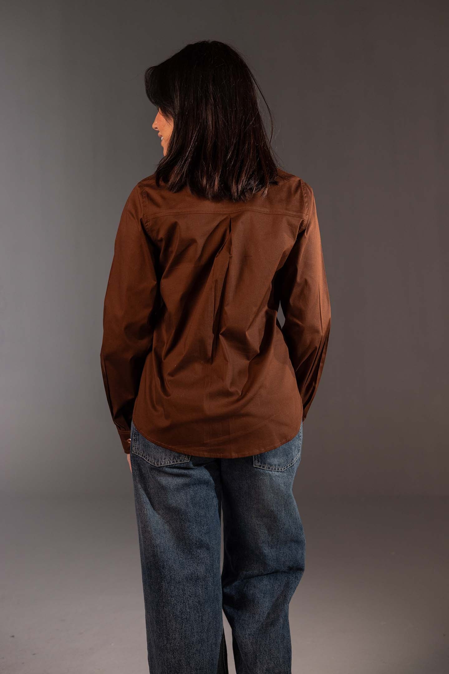 قميص قطن بني بقَصّة قياسية