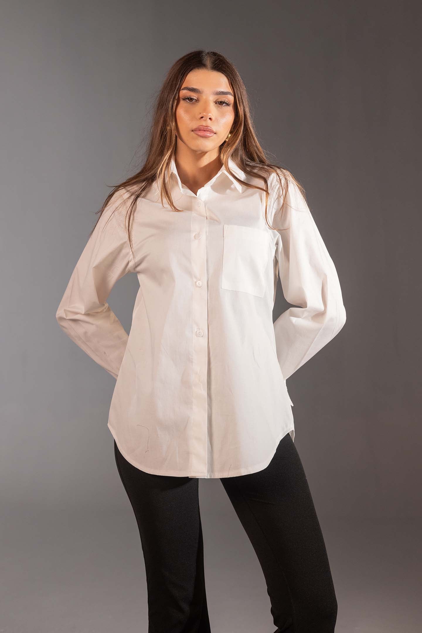 قميص قطن ابيض بقَصّة قياسية