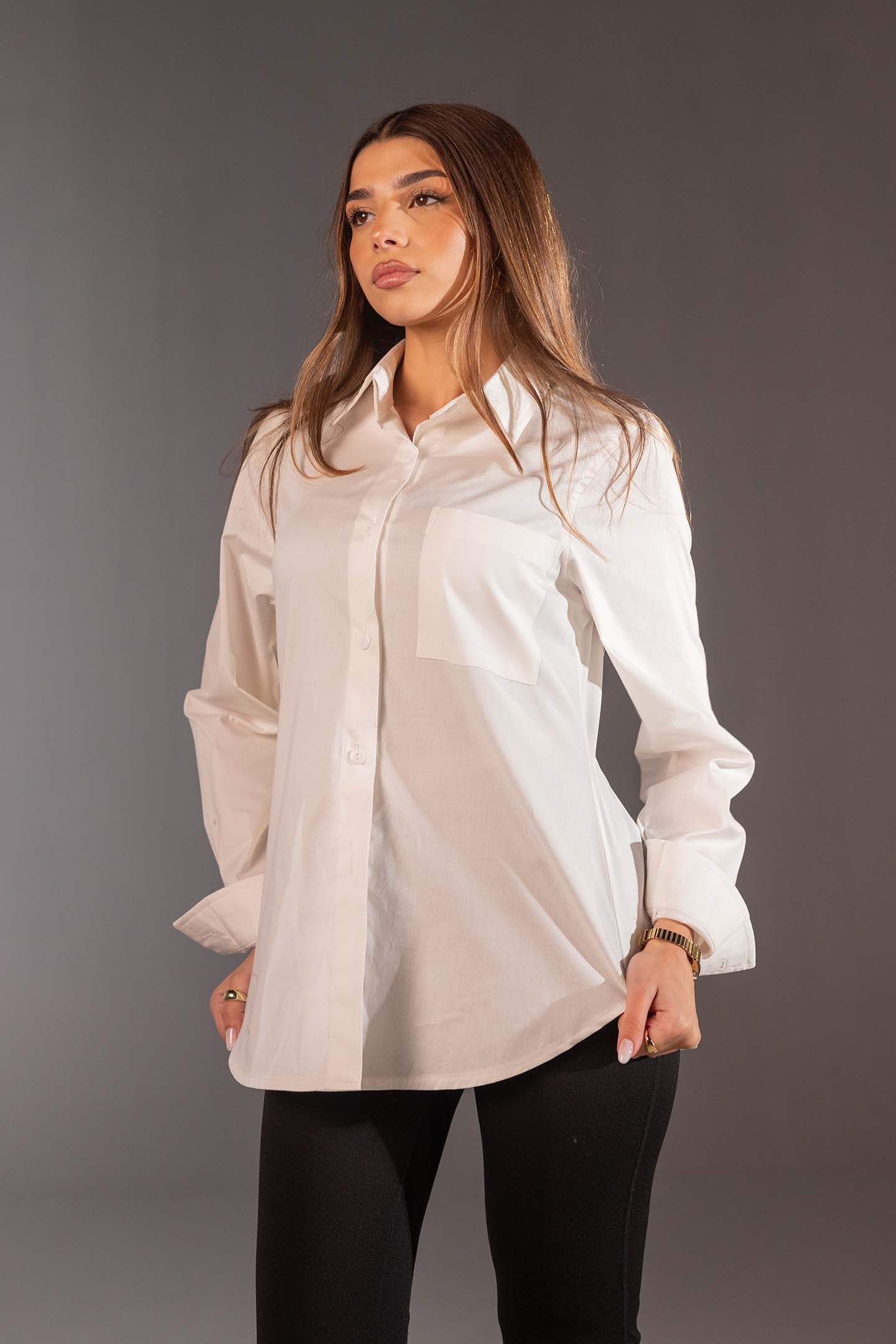 قميص قطن ابيض بقَصّة قياسية