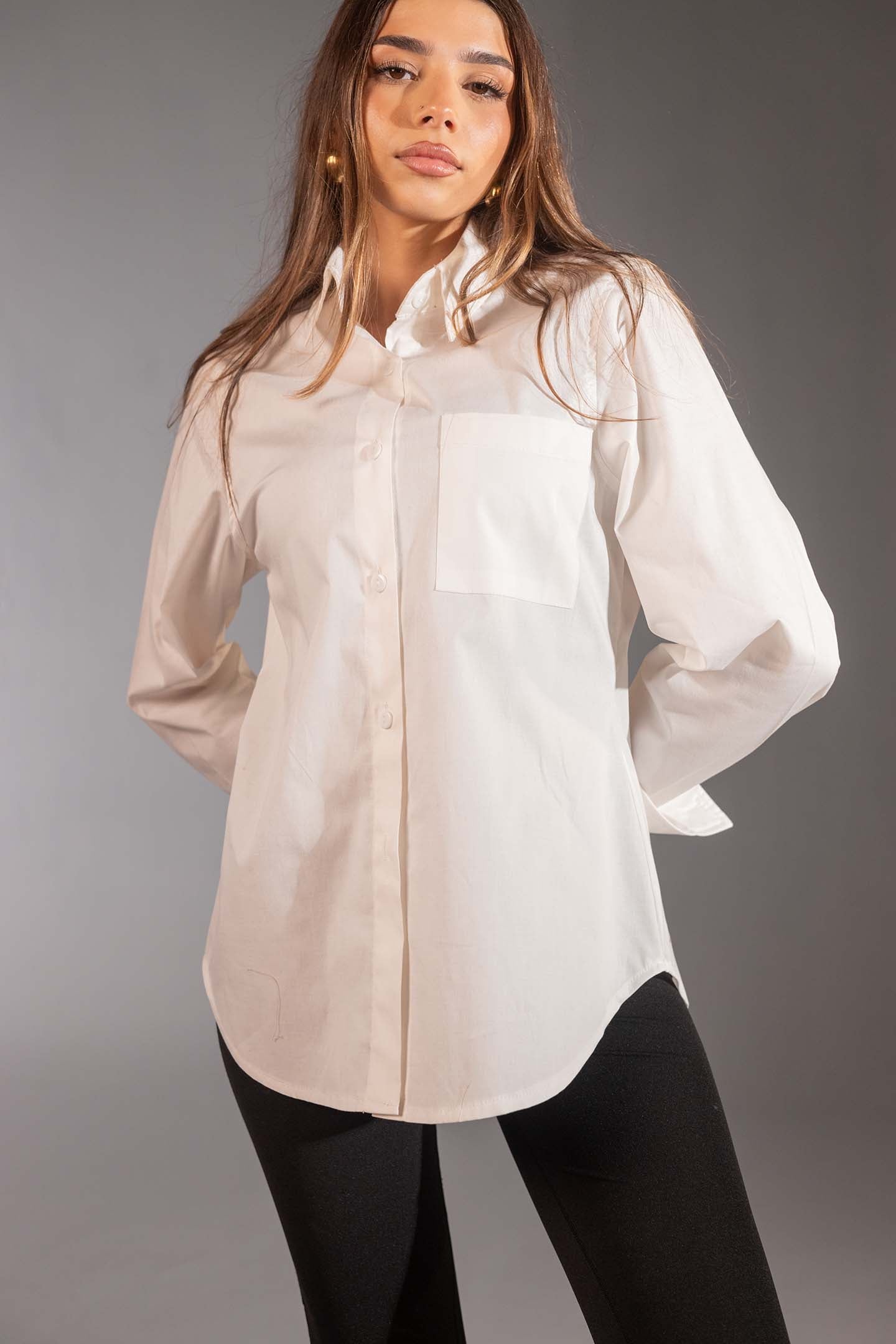 قميص قطن ابيض بقَصّة قياسية