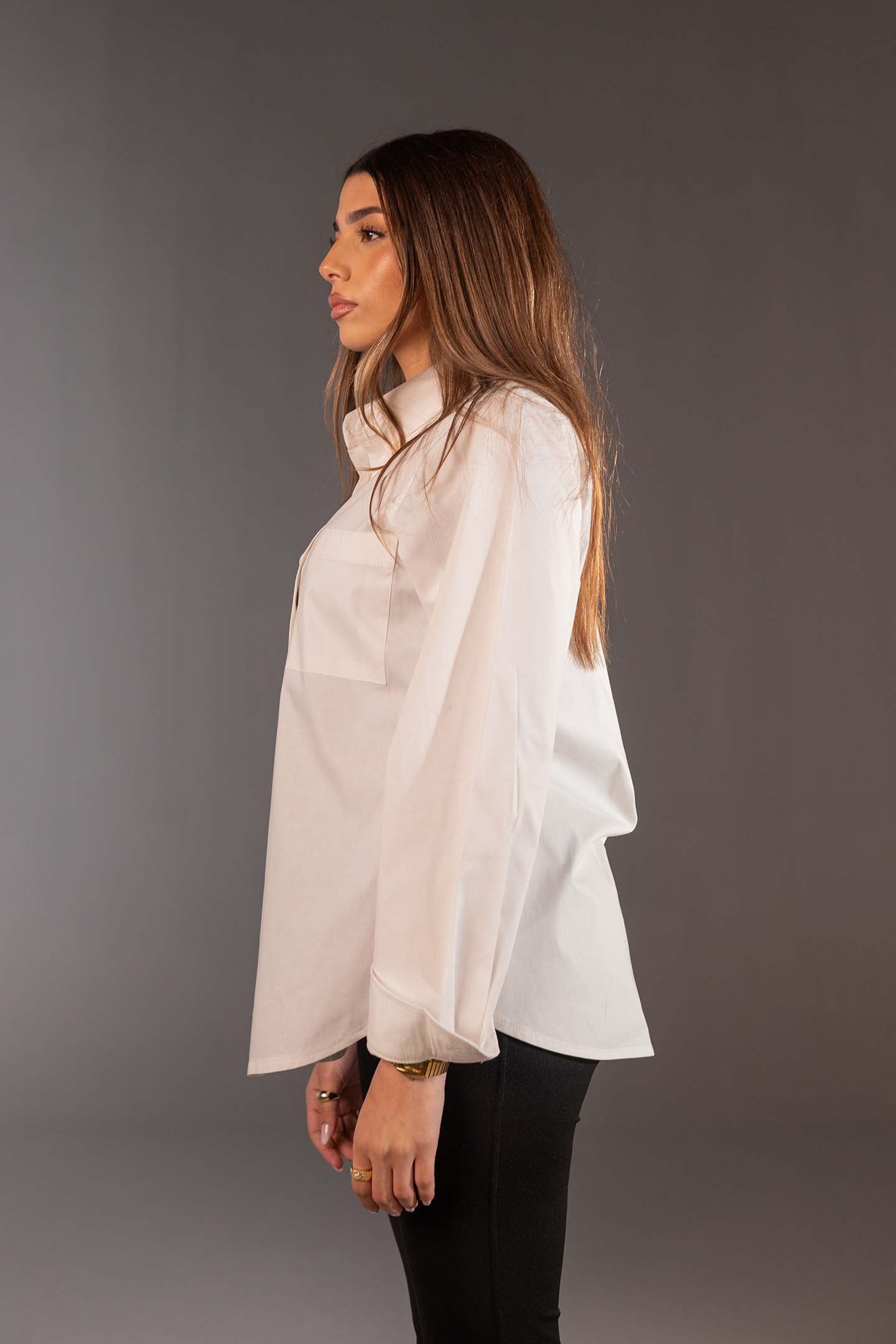 قميص قطن ابيض بقَصّة قياسية