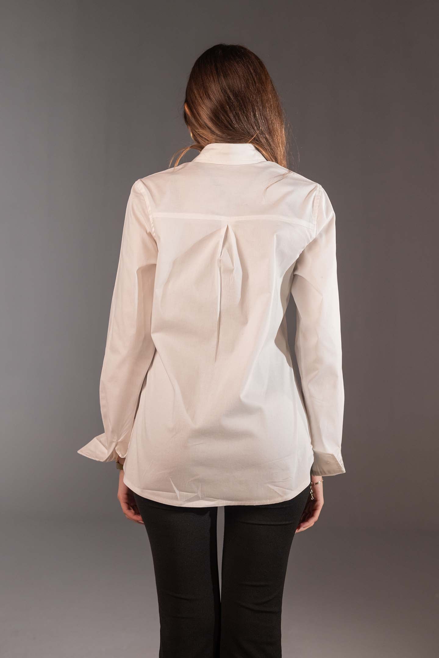 قميص قطن ابيض بقَصّة قياسية