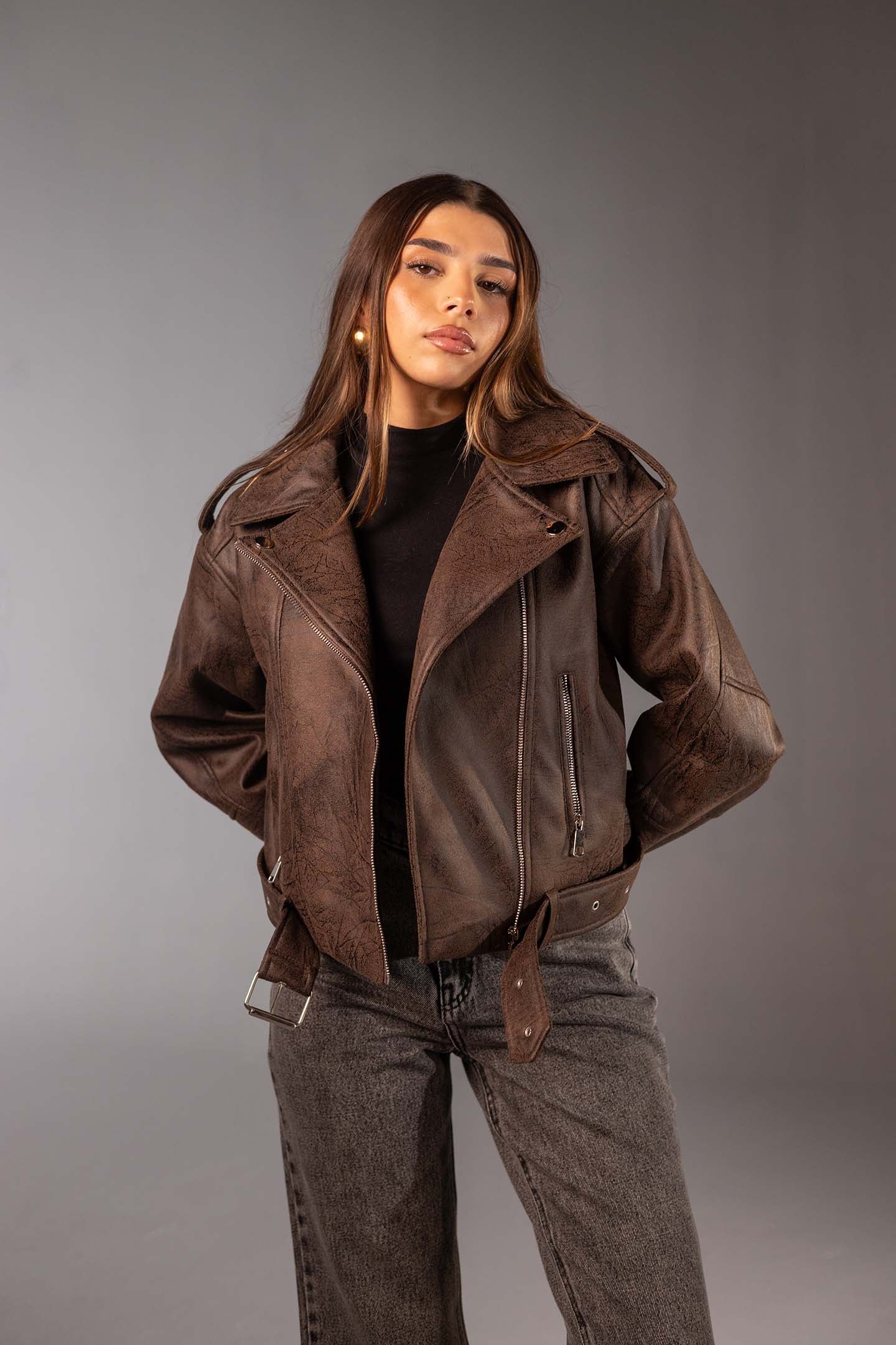 جاكيت بايكر جلد بني بتأثير متشقق