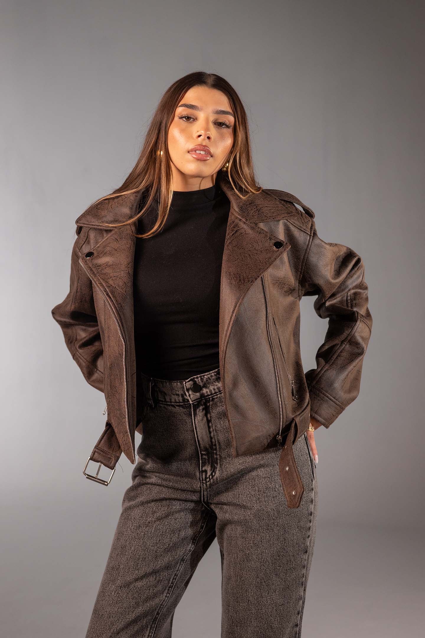 جاكيت بايكر جلد بني بتأثير متشقق