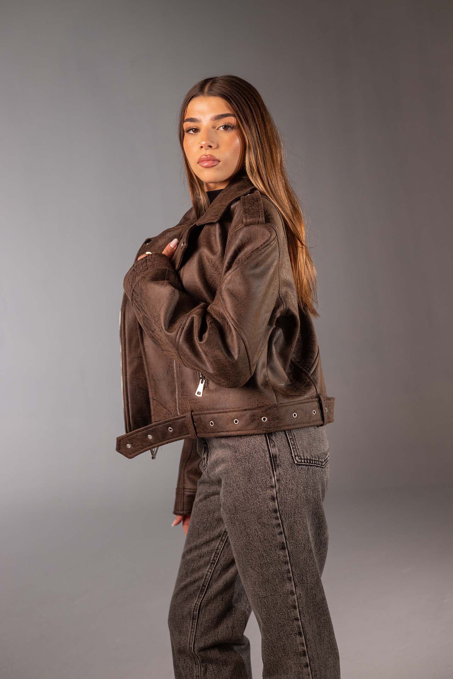 جاكيت بايكر جلد بني بتأثير متشقق