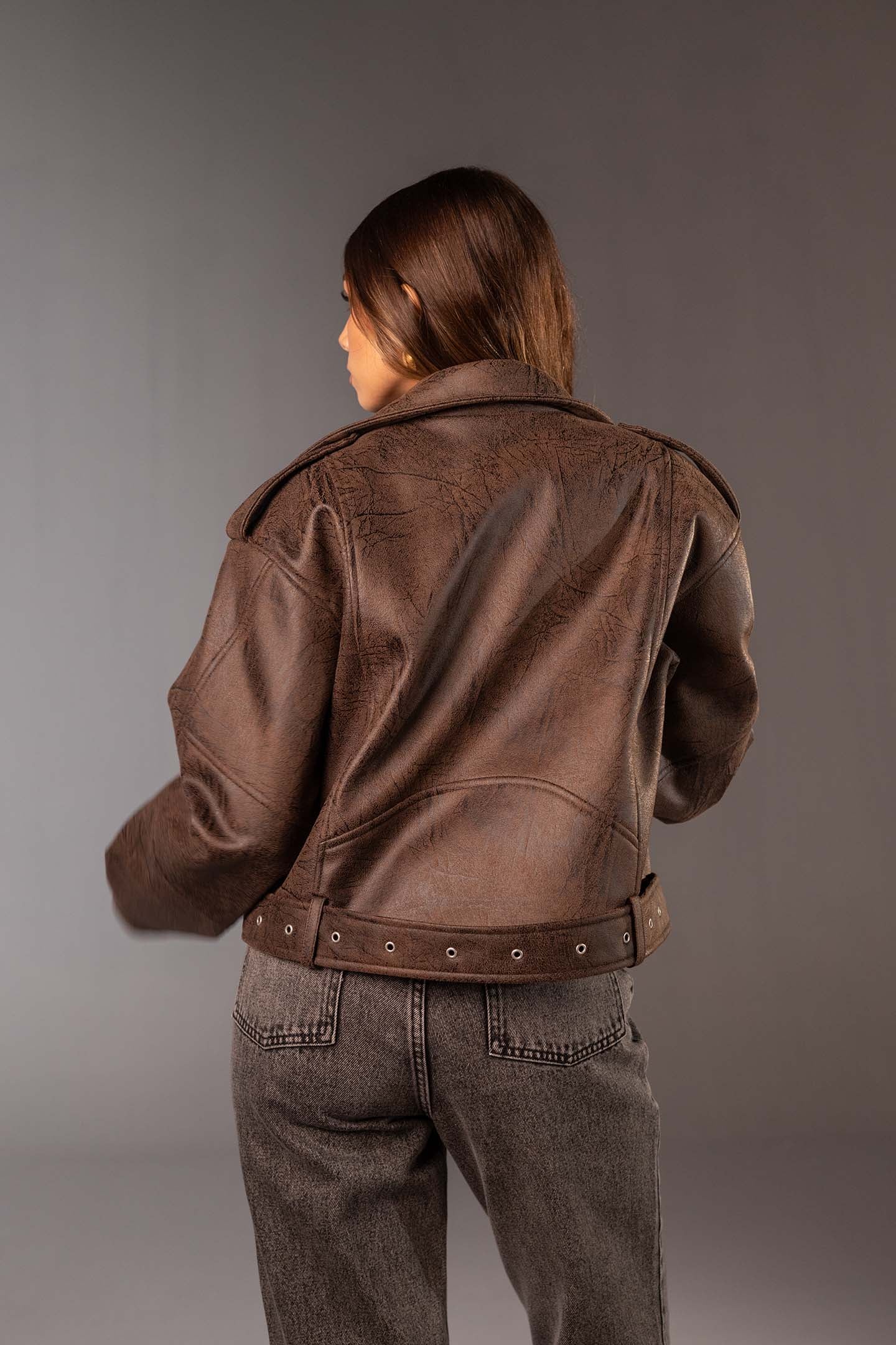 جاكيت بايكر جلد بني بتأثير متشقق