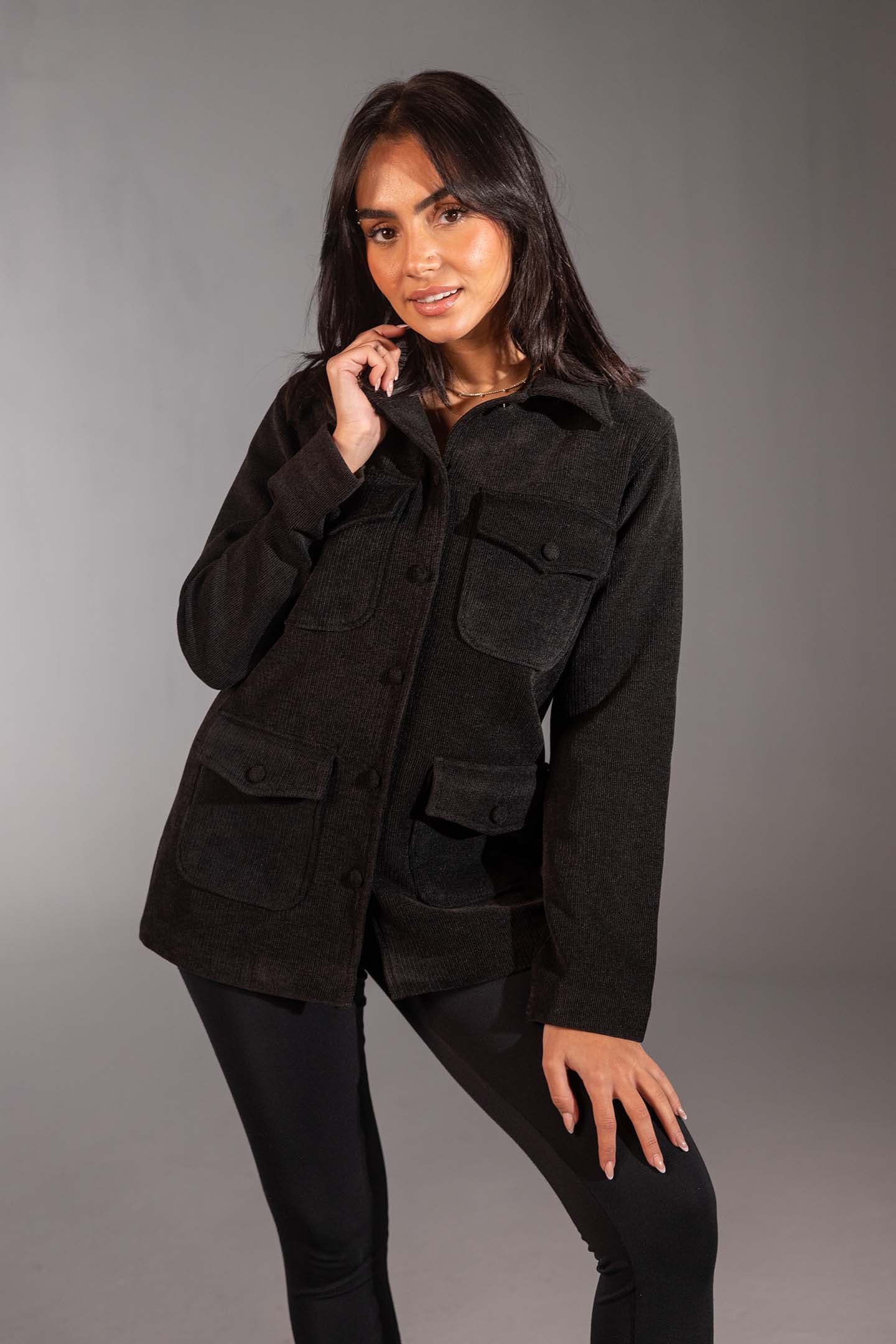 جاكيت يوتيليتيا اسود بقَصّة عادية وأربع جيوب