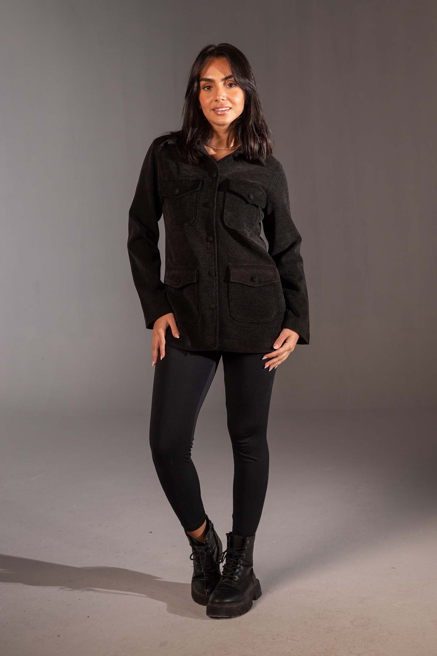 جاكيت يوتيليتيا اسود بقَصّة عادية وأربع جيوب
