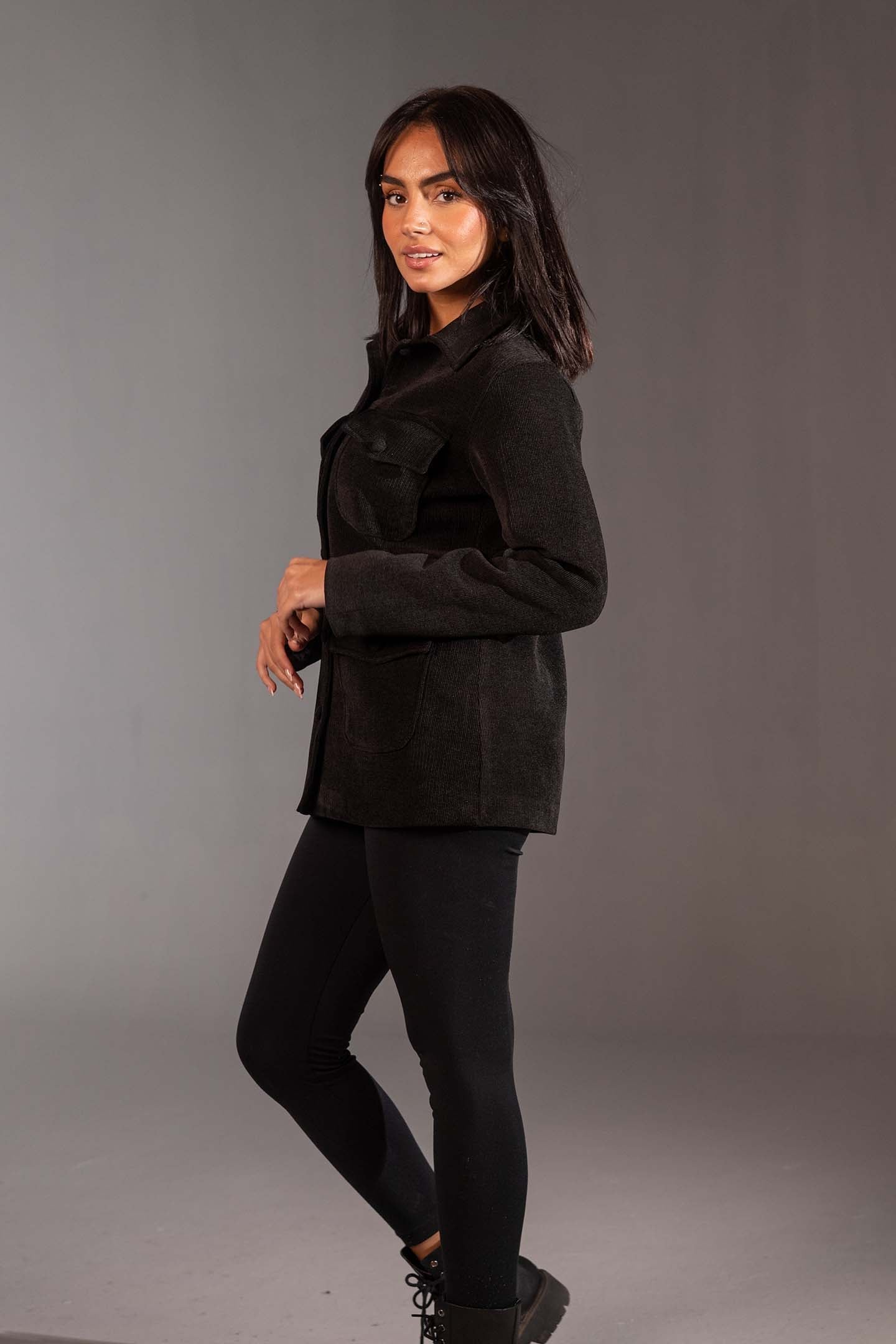 جاكيت يوتيليتيا اسود بقَصّة عادية وأربع جيوب