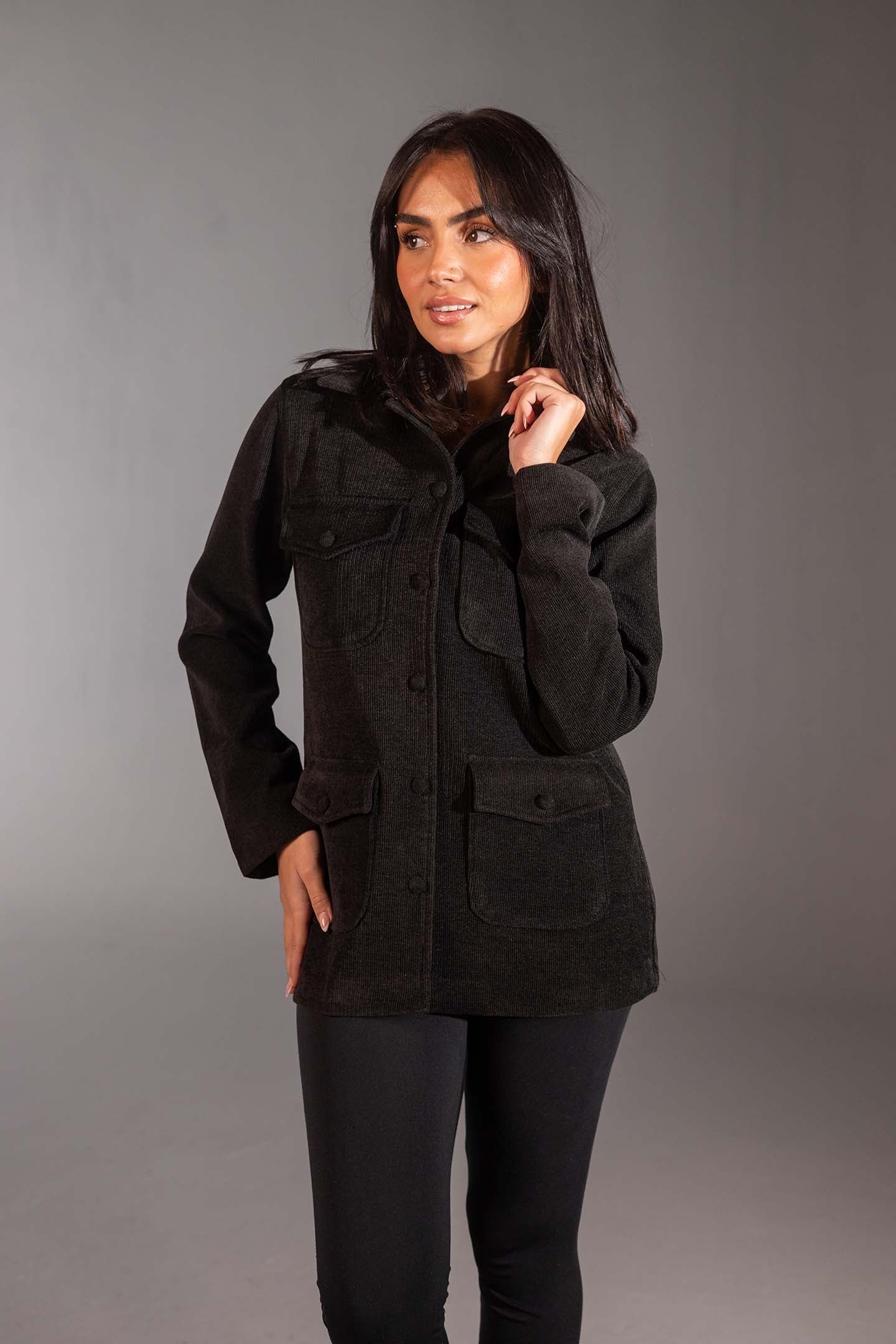 جاكيت يوتيليتيا اسود بقَصّة عادية وأربع جيوب