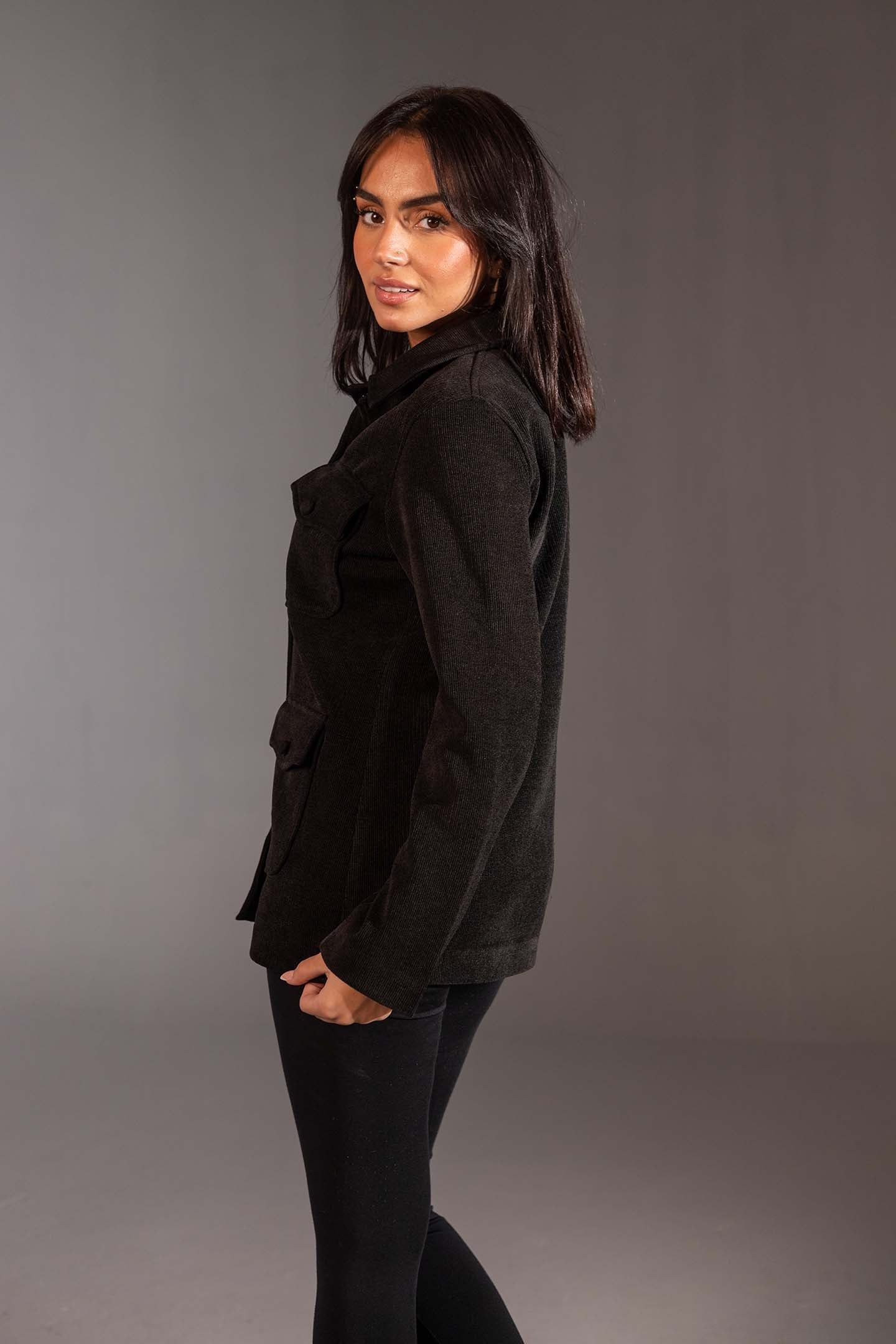 جاكيت يوتيليتيا اسود بقَصّة عادية وأربع جيوب