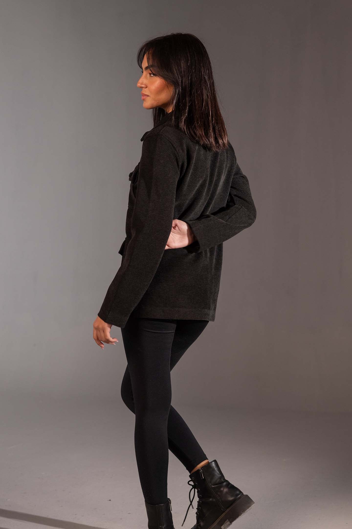 جاكيت يوتيليتيا اسود بقَصّة عادية وأربع جيوب