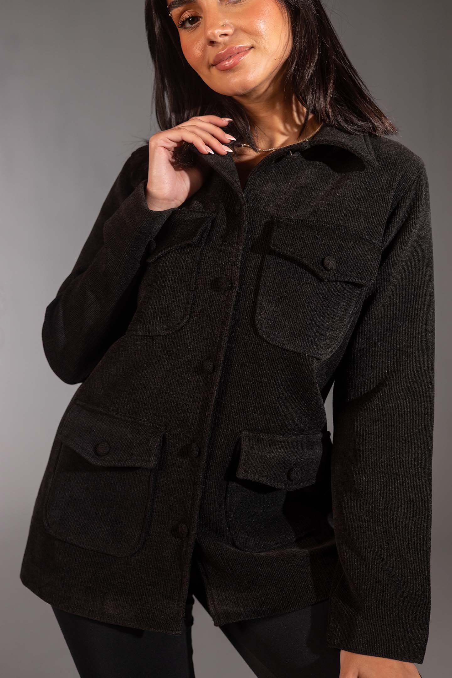 جاكيت يوتيليتيا اسود بقَصّة عادية وأربع جيوب