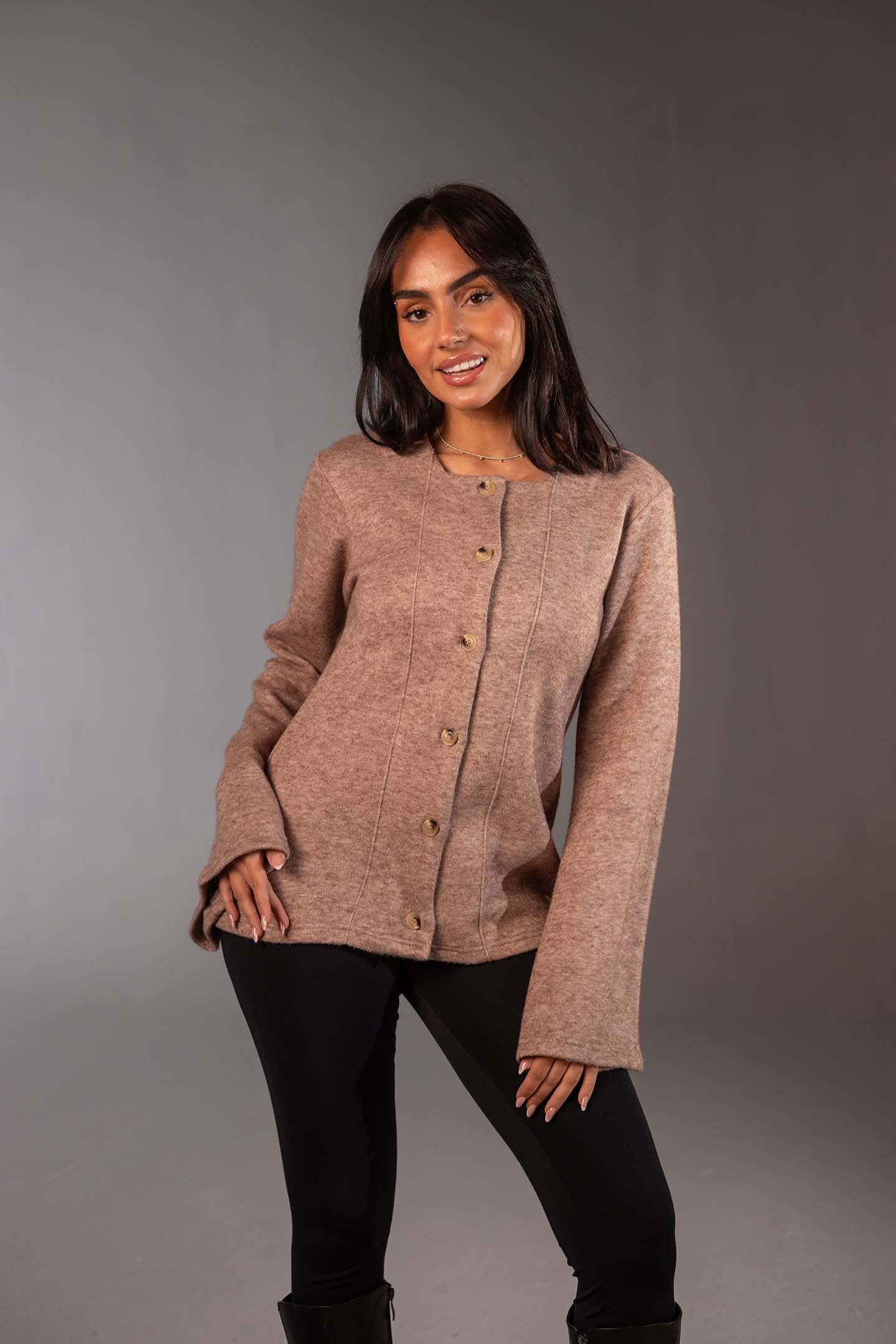 سويتر محاك بأكمام واسعة وأزرار – لون القهوة