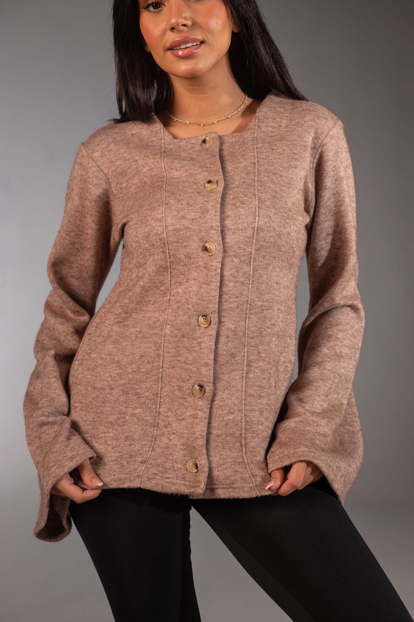 سويتر محاك بأكمام واسعة وأزرار – لون القهوة