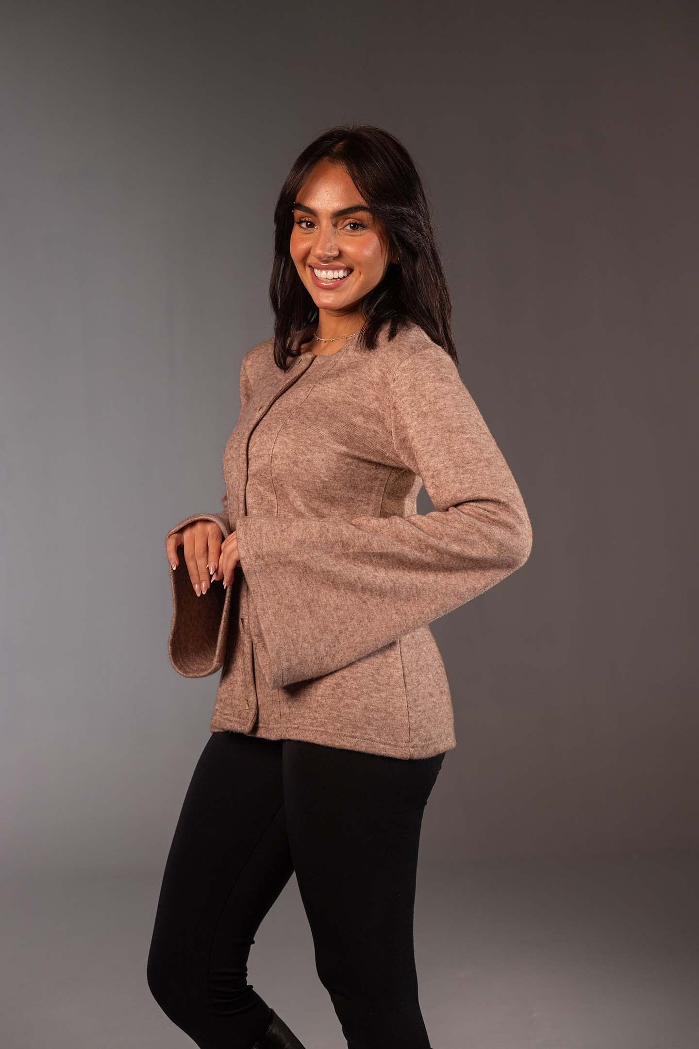 سويتر محاك بأكمام واسعة وأزرار – لون القهوة