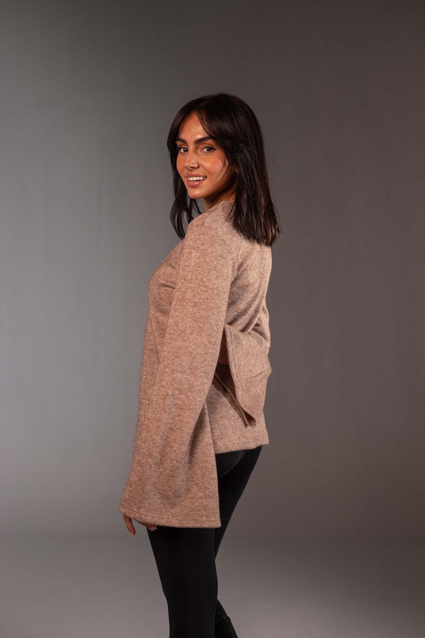 سويتر محاك بأكمام واسعة وأزرار – لون القهوة