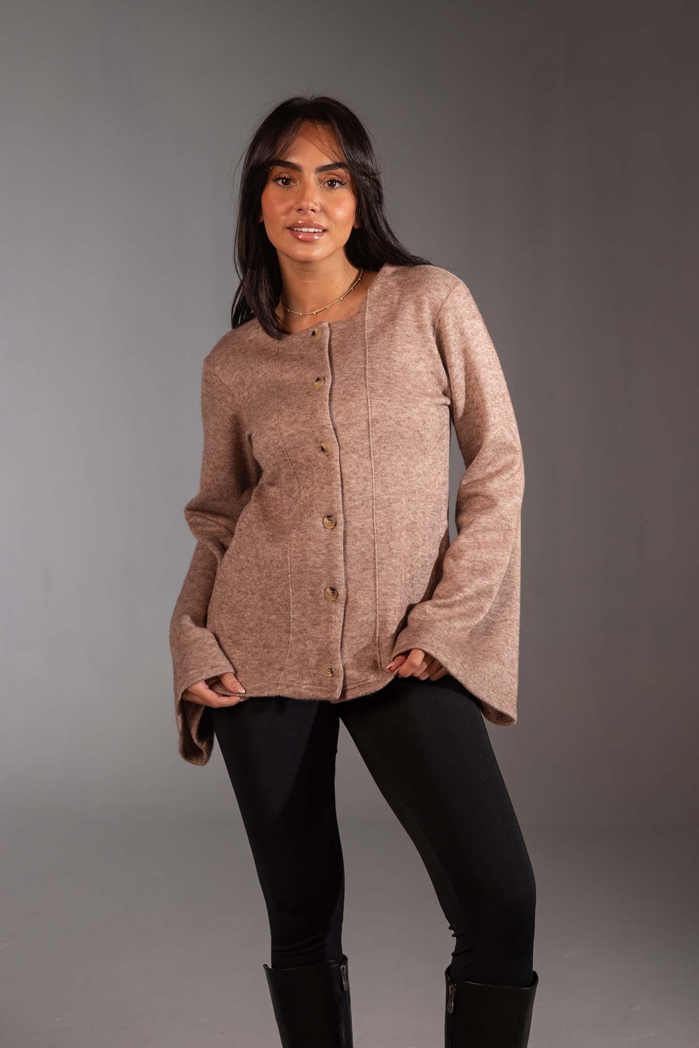 سويتر محاك بأكمام واسعة وأزرار – لون القهوة