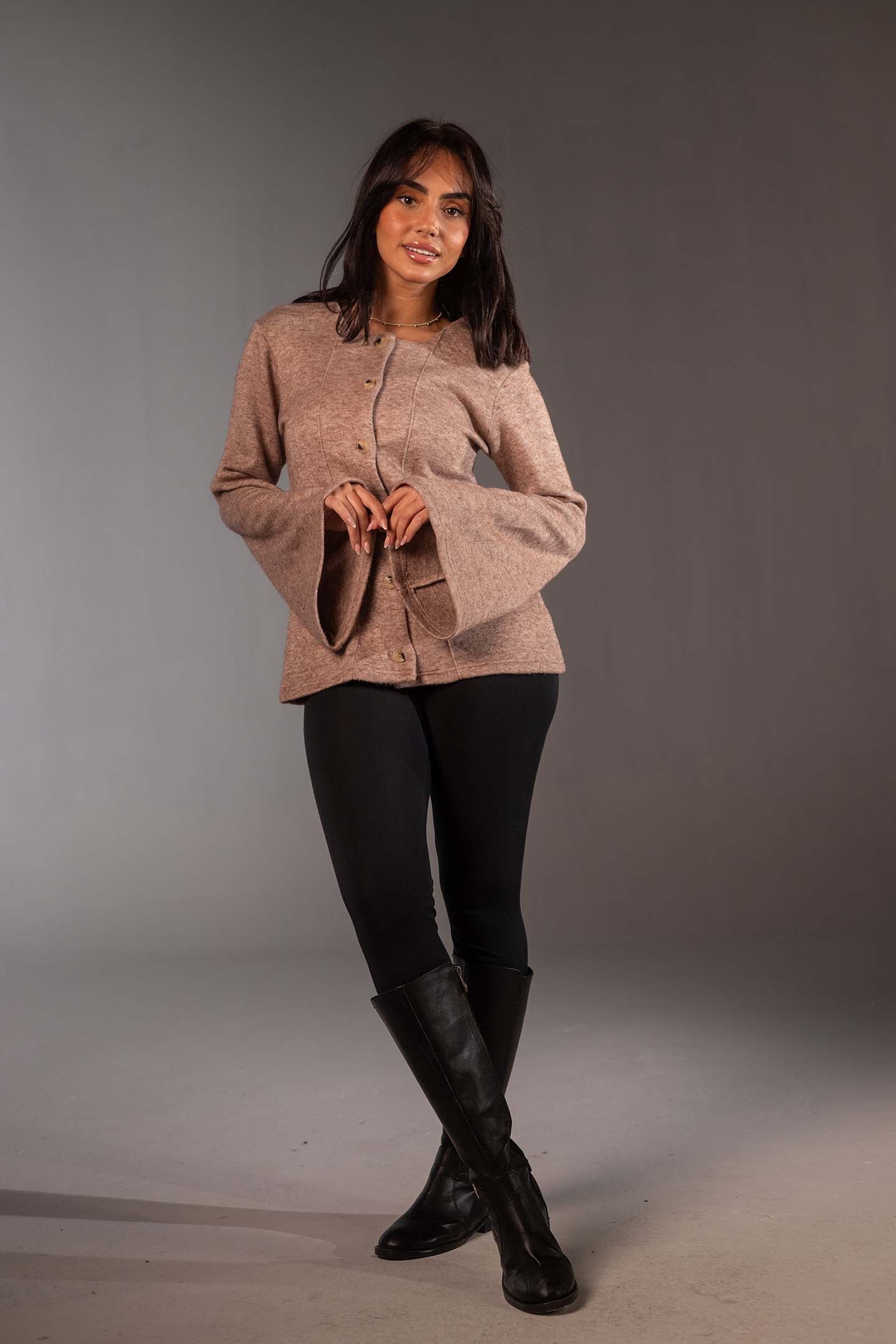سويتر محاك بأكمام واسعة وأزرار – لون القهوة