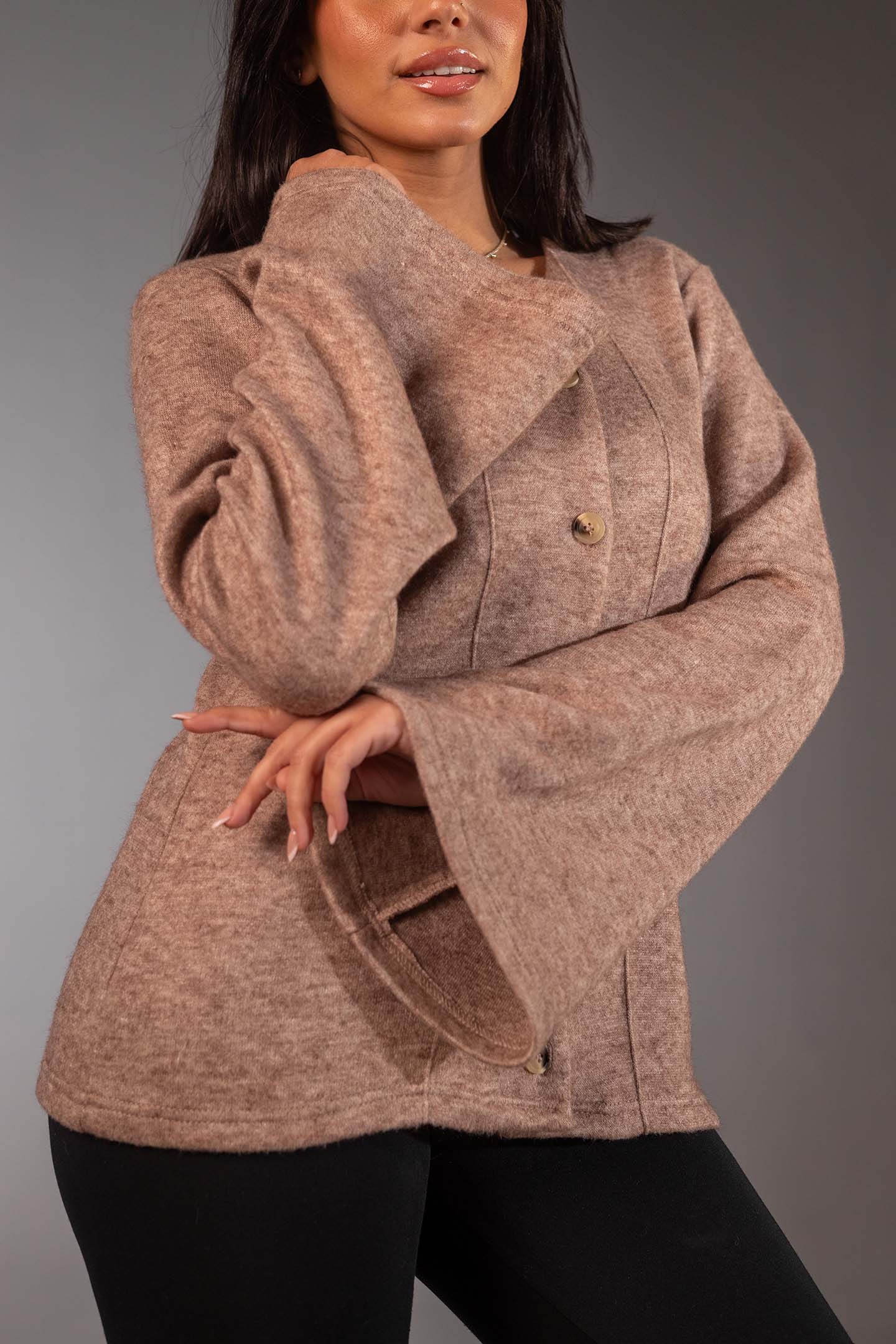 سويتر محاك بأكمام واسعة وأزرار – لون القهوة