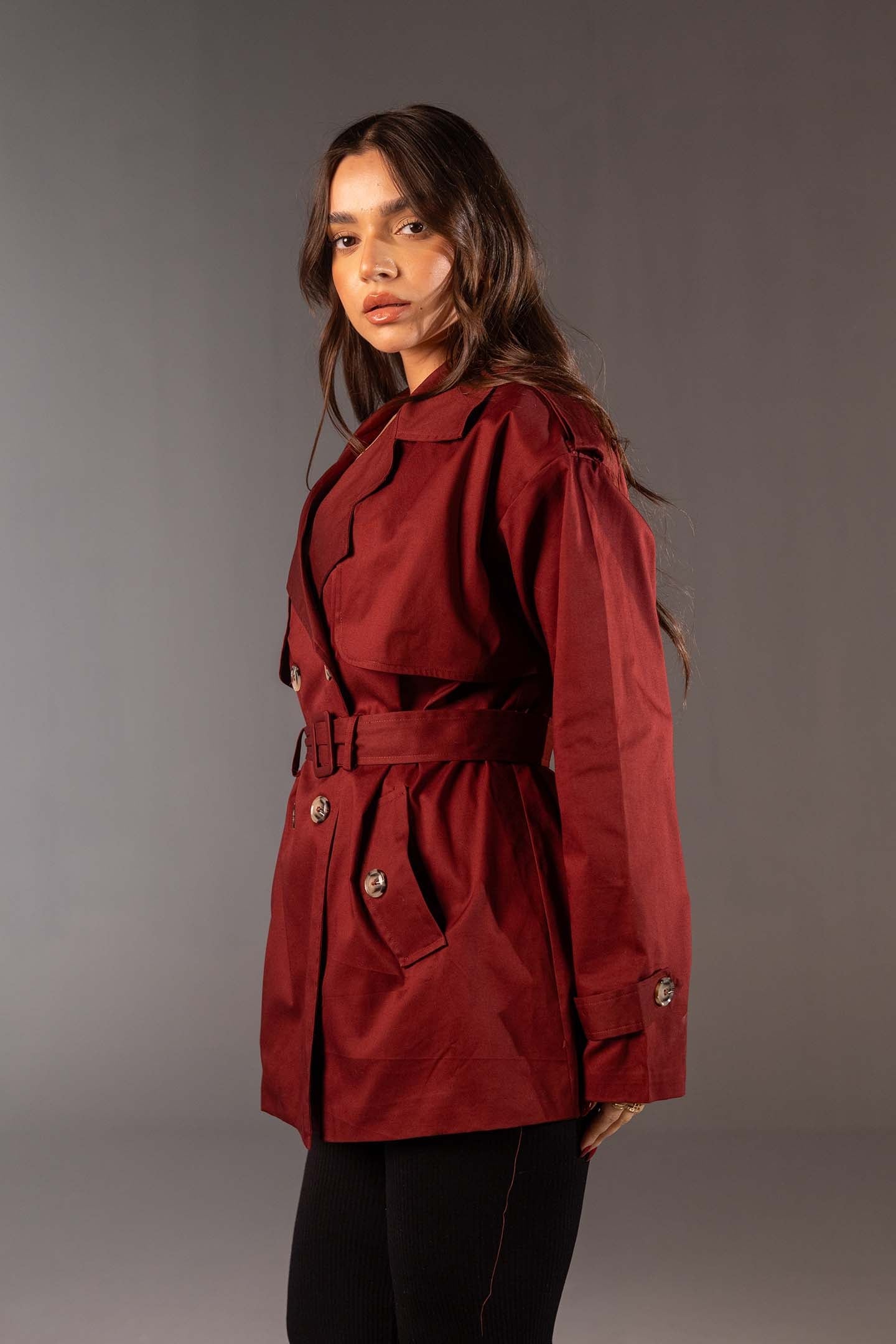 معطف ترنش قصير عنابي مزدوج الأزرار