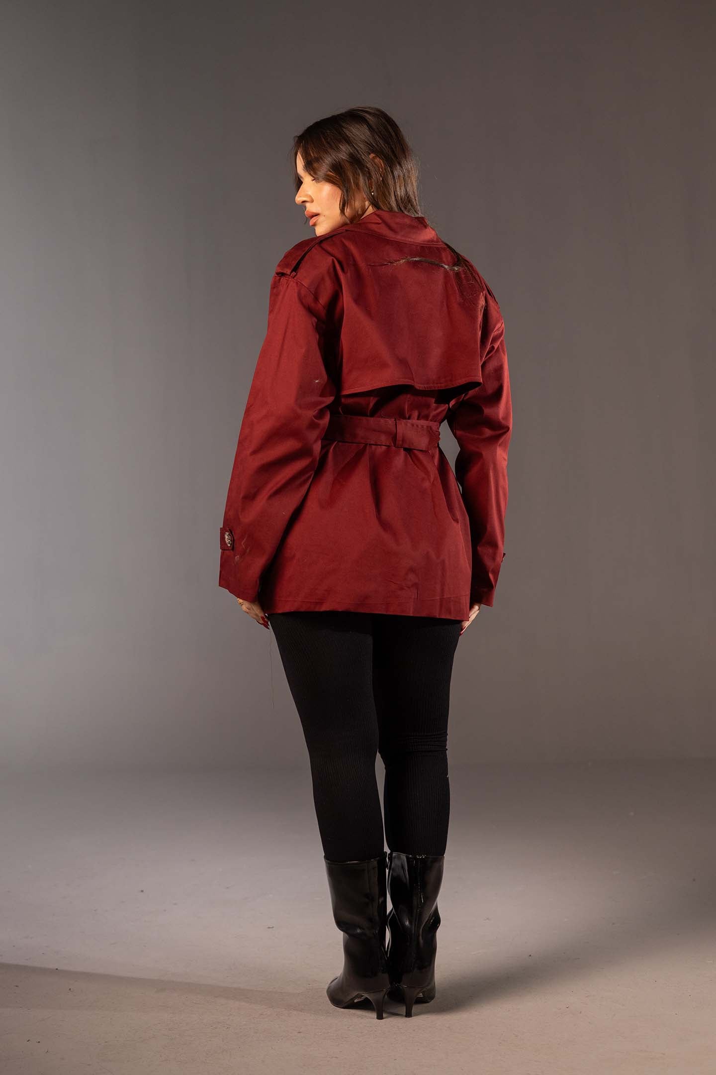 معطف ترنش قصير عنابي مزدوج الأزرار