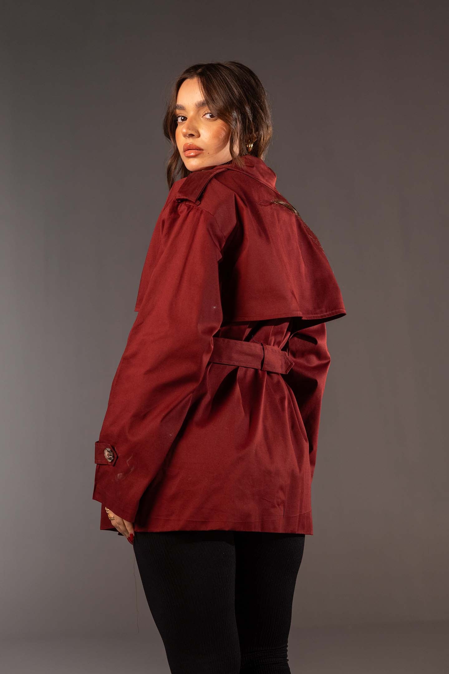 معطف ترنش قصير عنابي مزدوج الأزرار