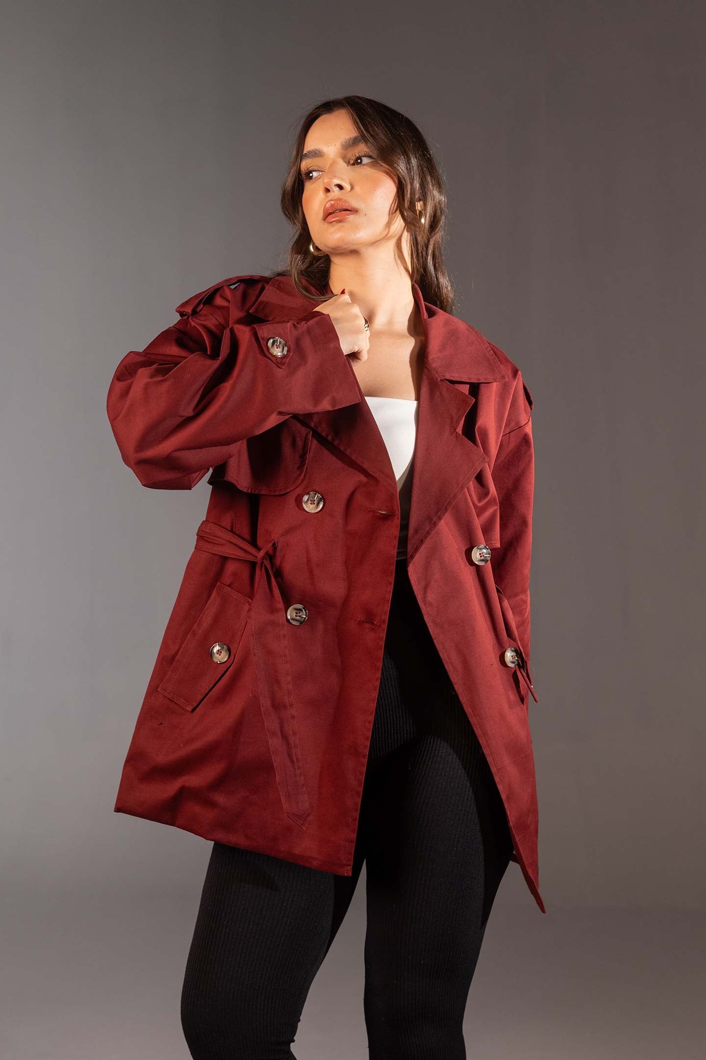 معطف ترنش قصير عنابي مزدوج الأزرار