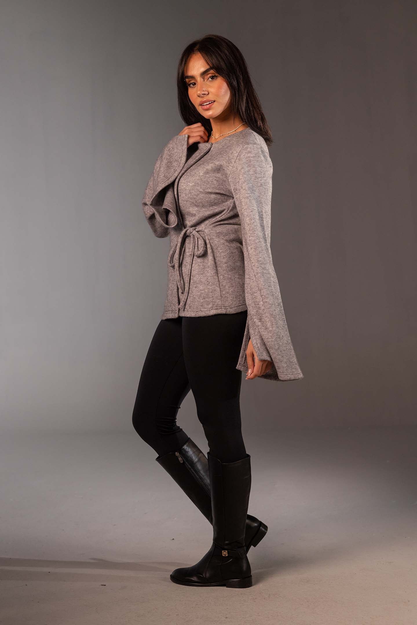 توب لف محاك ناعم باللون الرمادي مع أكمام واسعة