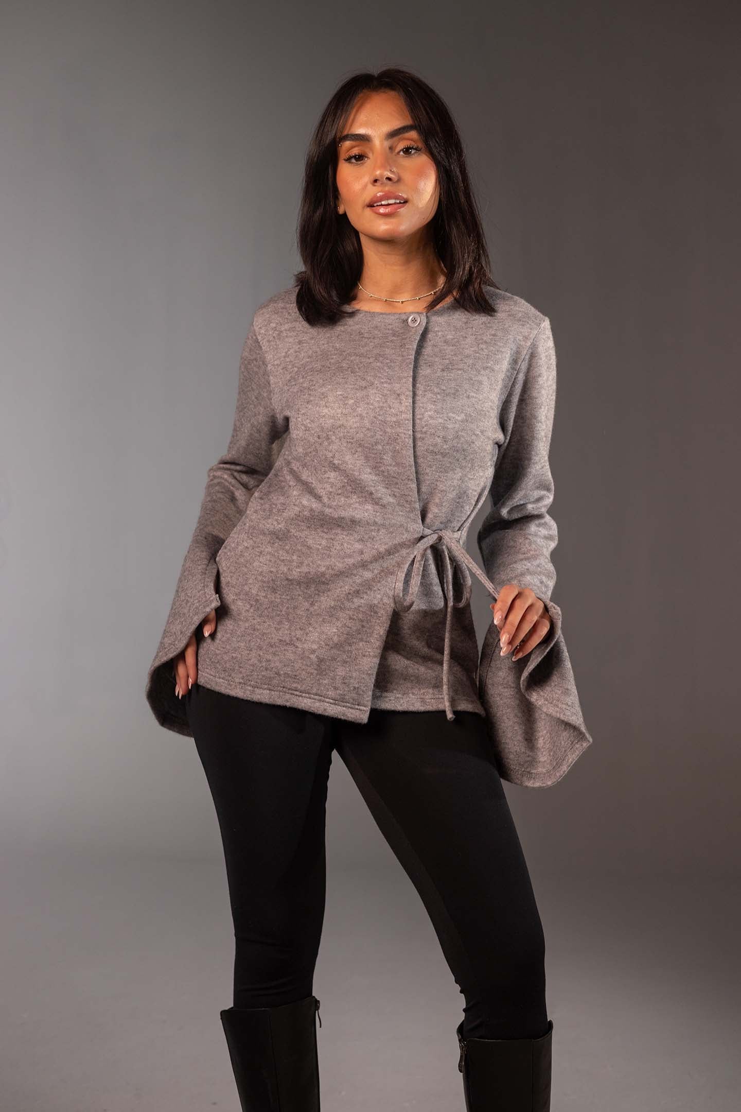 توب لف محاك ناعم باللون الرمادي مع أكمام واسعة