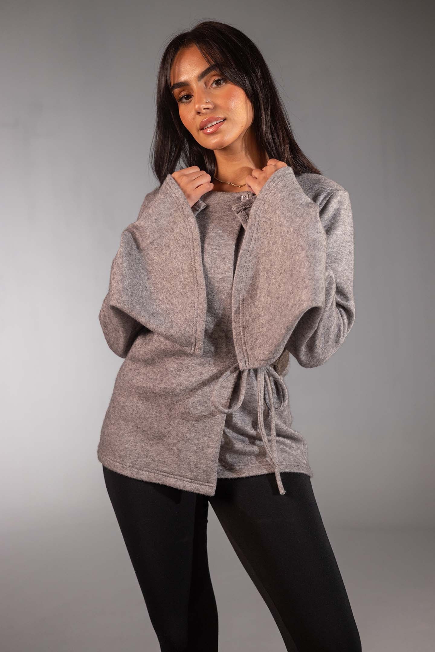 توب لف محاك ناعم باللون الرمادي مع أكمام واسعة