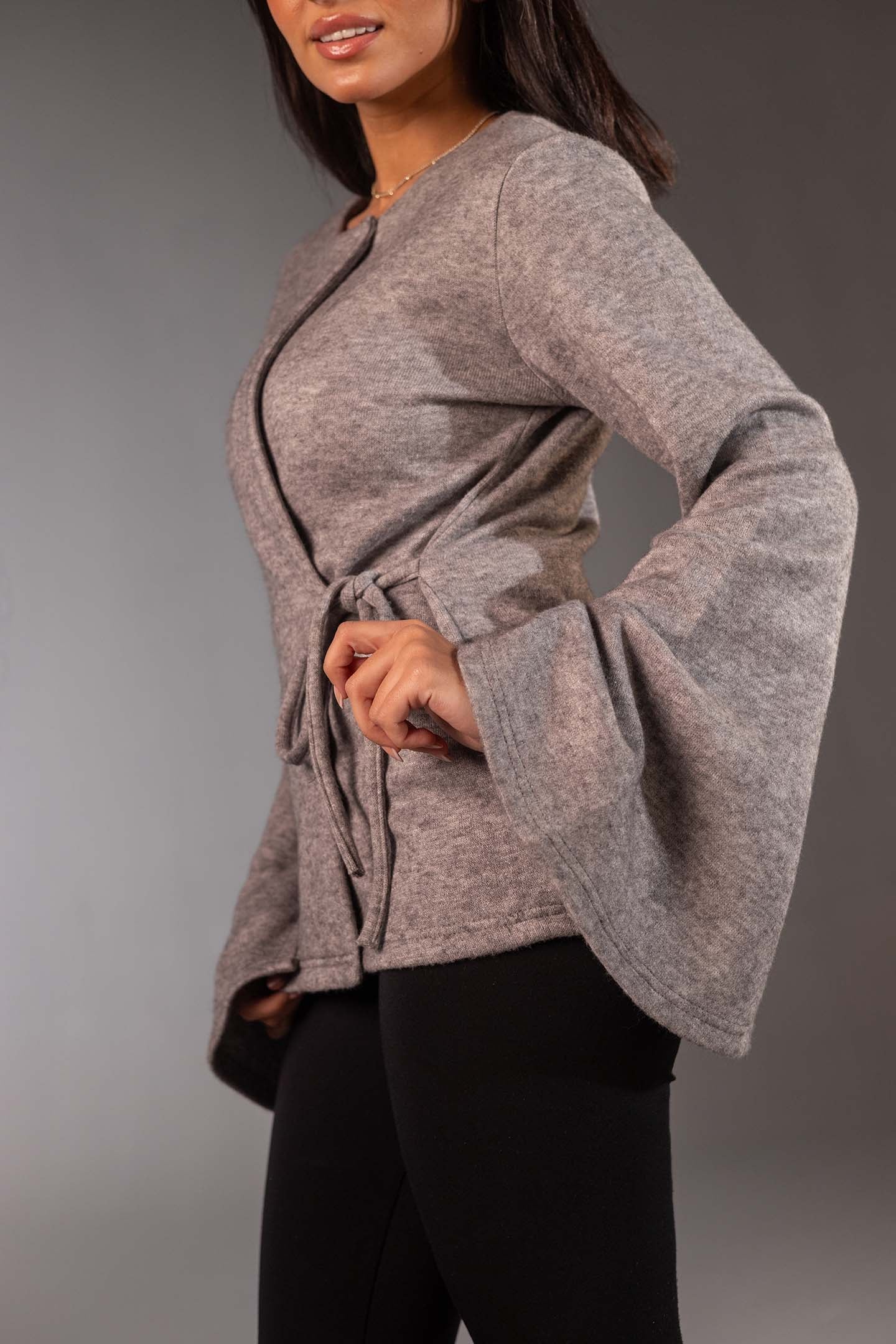 توب لف محاك ناعم باللون الرمادي مع أكمام واسعة