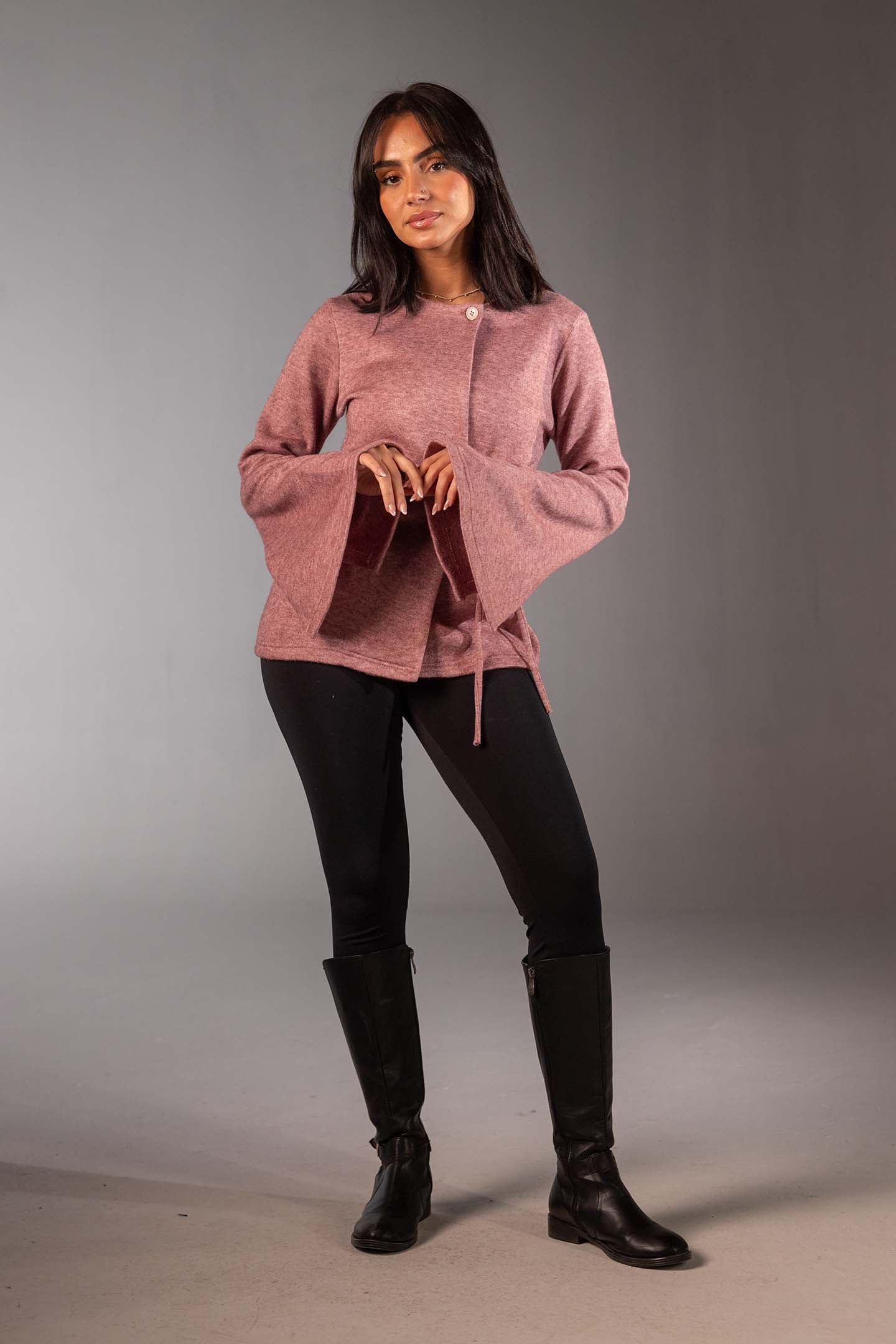 توب لف محاك ناعم بلون الروز مع أكمام واسعة