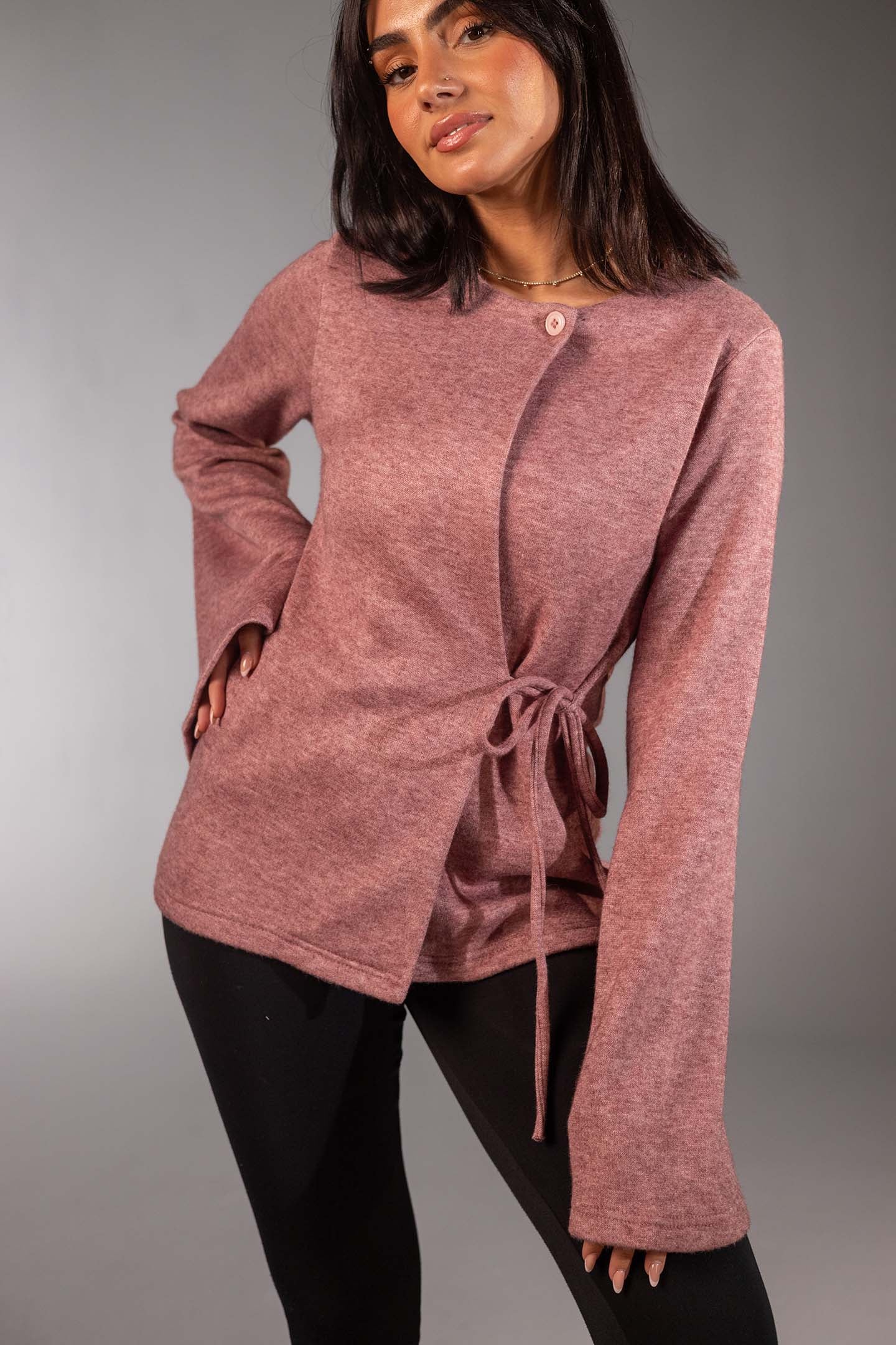 توب لف محاك ناعم بلون الروز مع أكمام واسعة