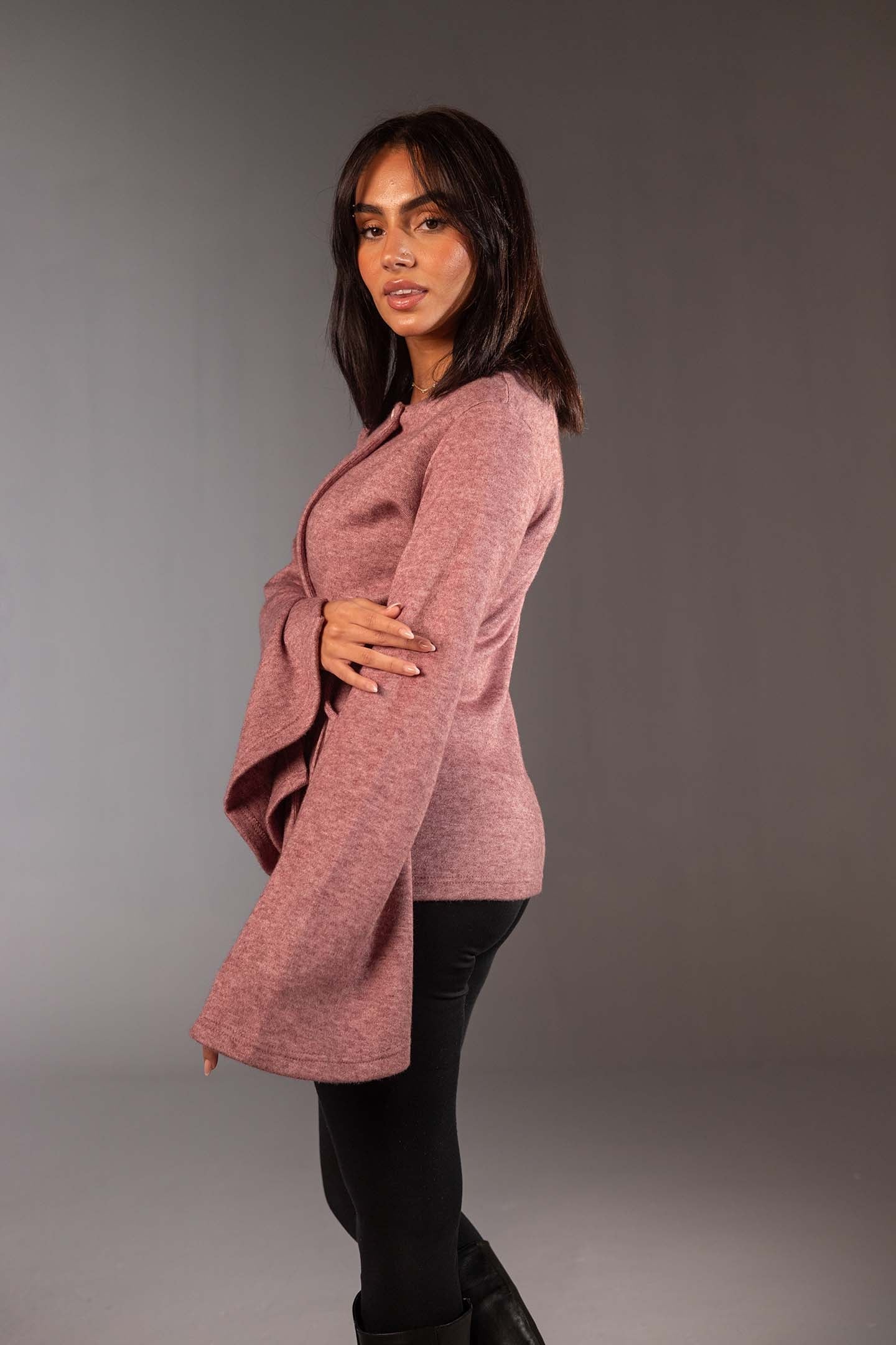 توب لف محاك ناعم بلون الروز مع أكمام واسعة