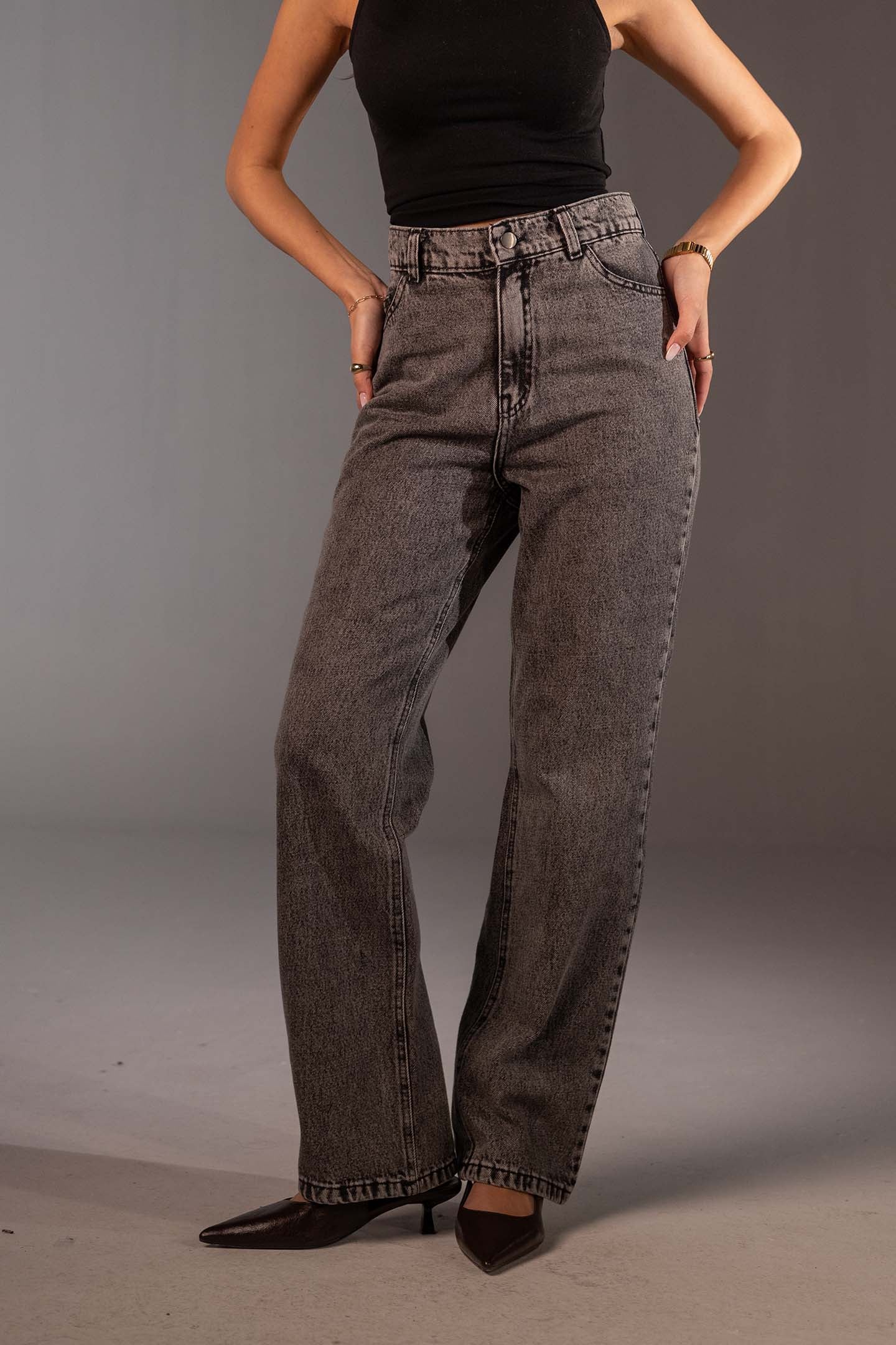 جينز رمادي بخصر عالٍ وقَصّة مستقيمة