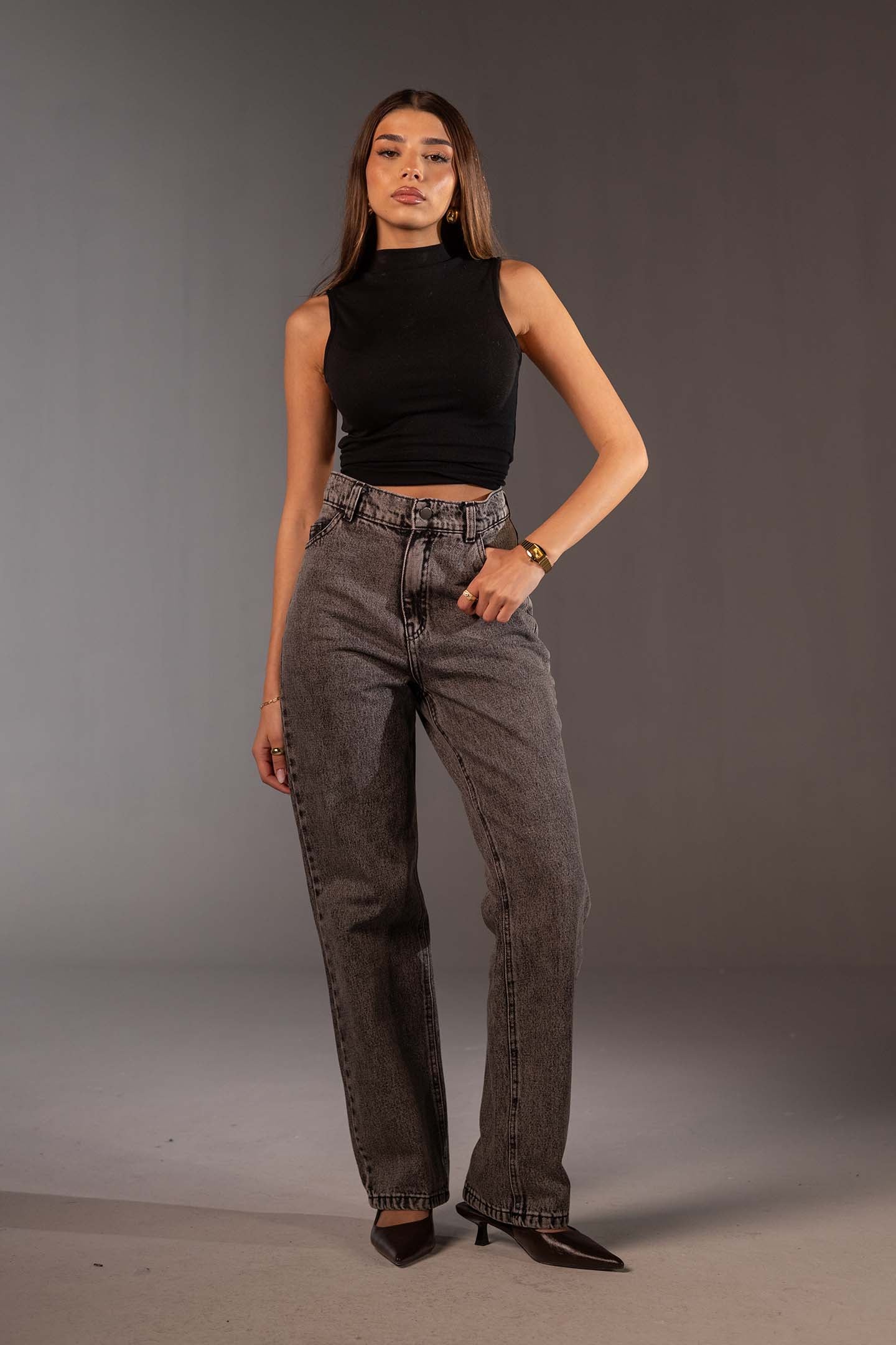 جينز رمادي بخصر عالٍ وقَصّة مستقيمة