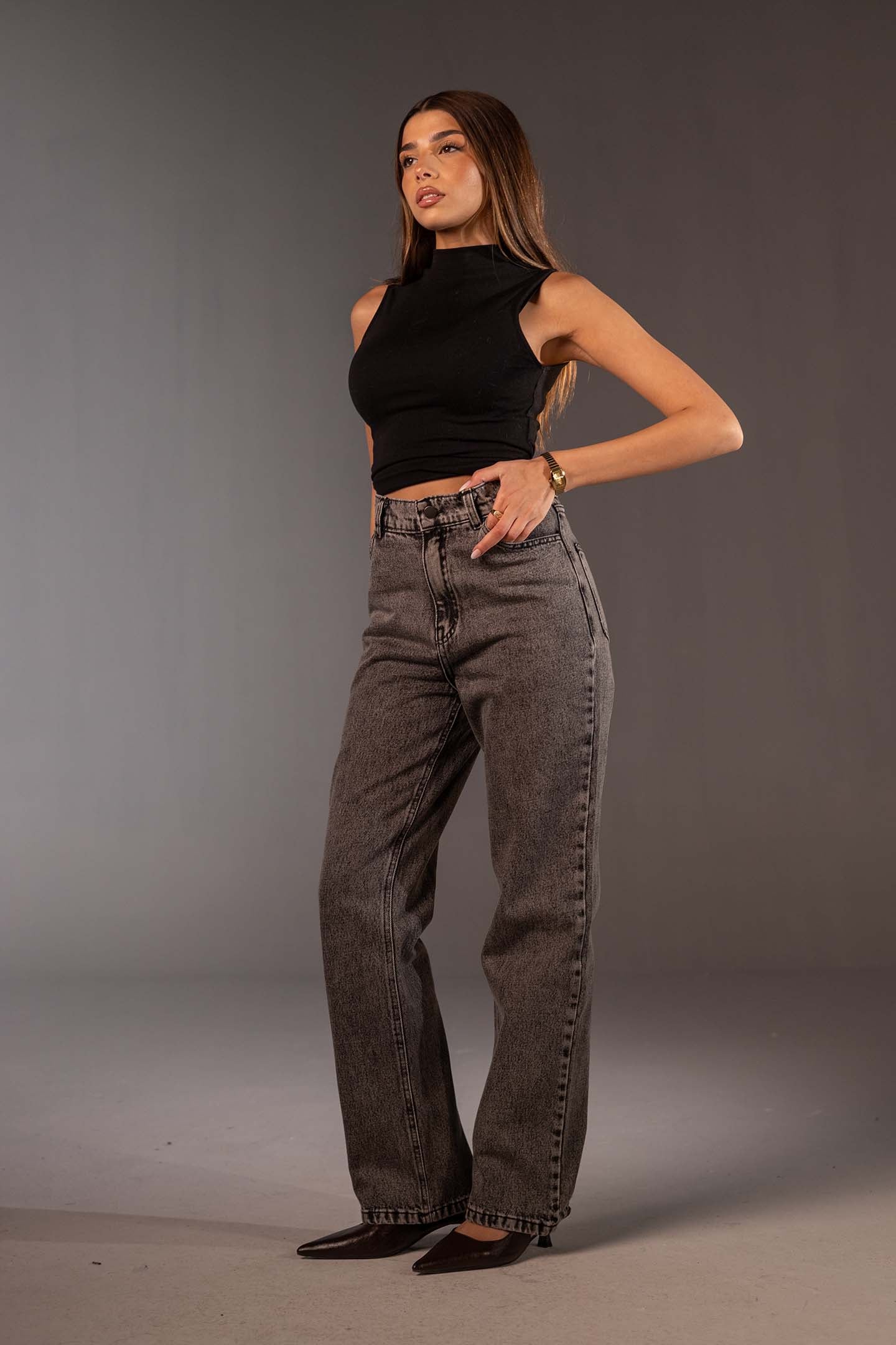 جينز رمادي بخصر عالٍ وقَصّة مستقيمة