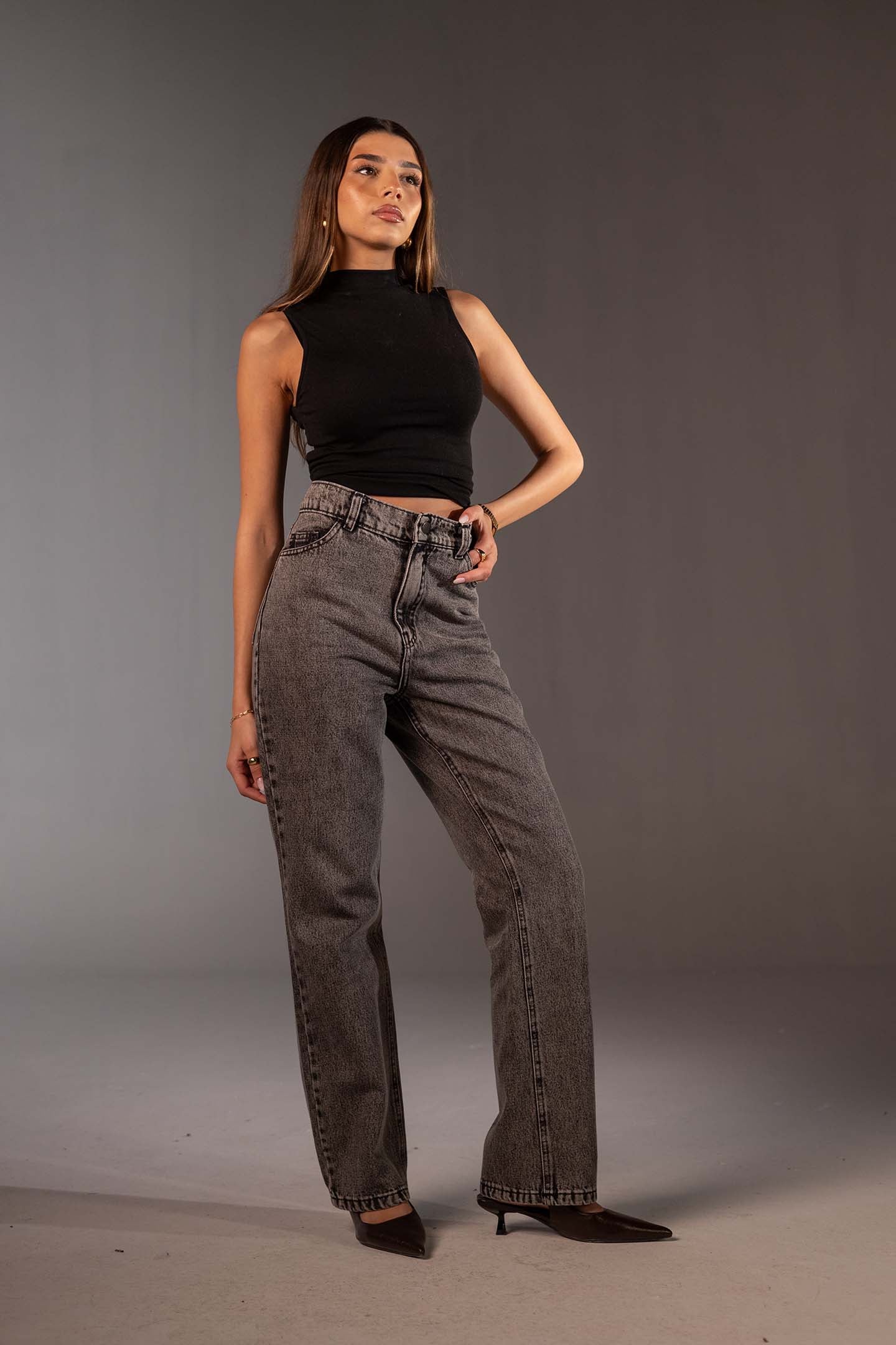 جينز رمادي بخصر عالٍ وقَصّة مستقيمة