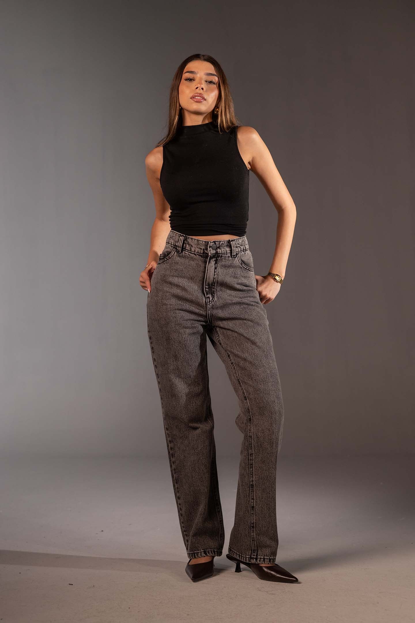 جينز رمادي بخصر عالٍ وقَصّة مستقيمة