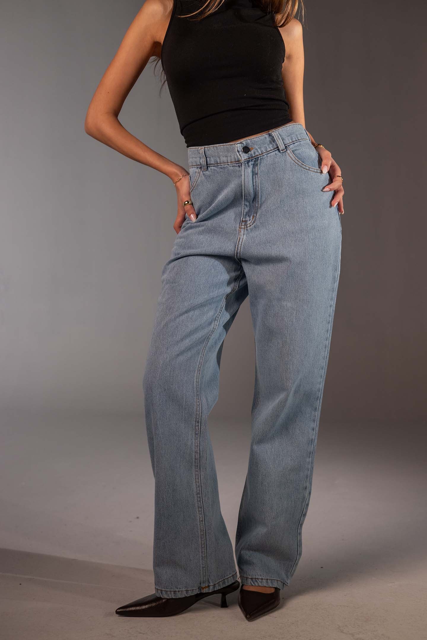 جينز فاتح بخصر عالٍ وقَصّة مستقيمة