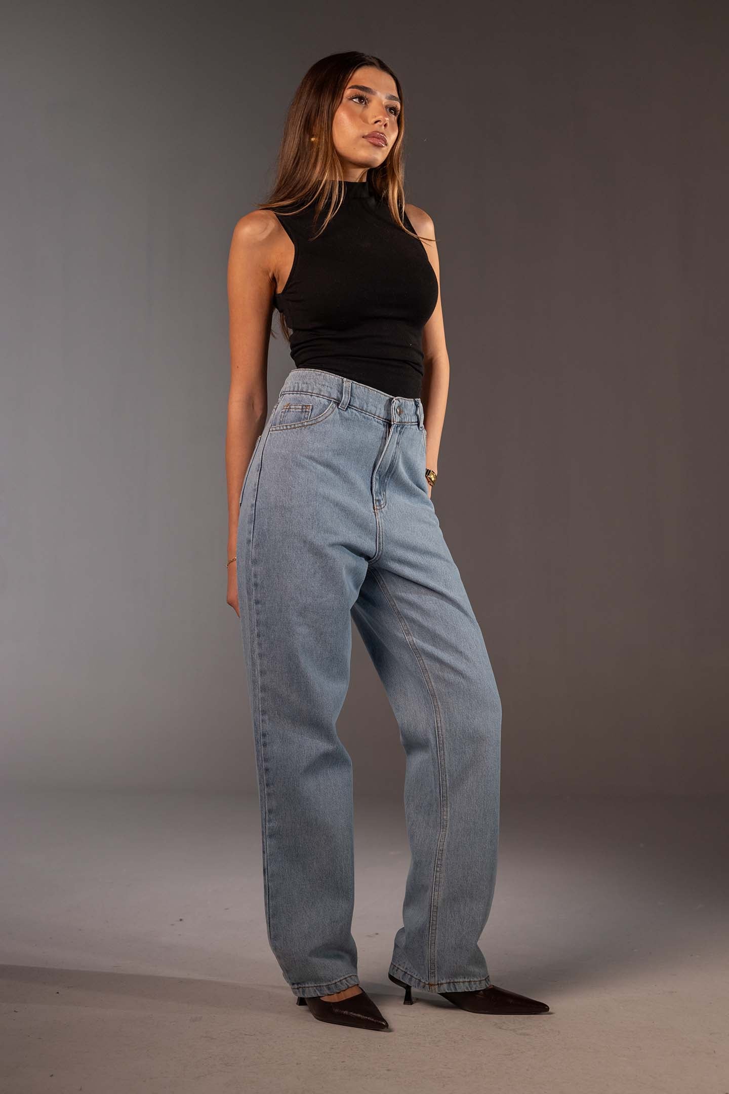 جينز فاتح بخصر عالٍ وقَصّة مستقيمة