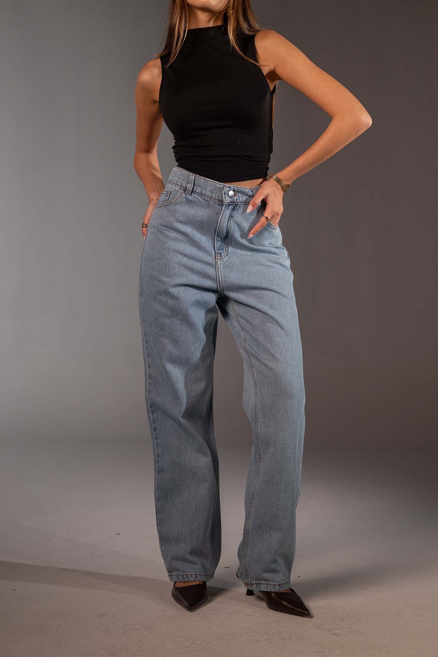 جينز فاتح بخصر عالٍ وقَصّة مستقيمة