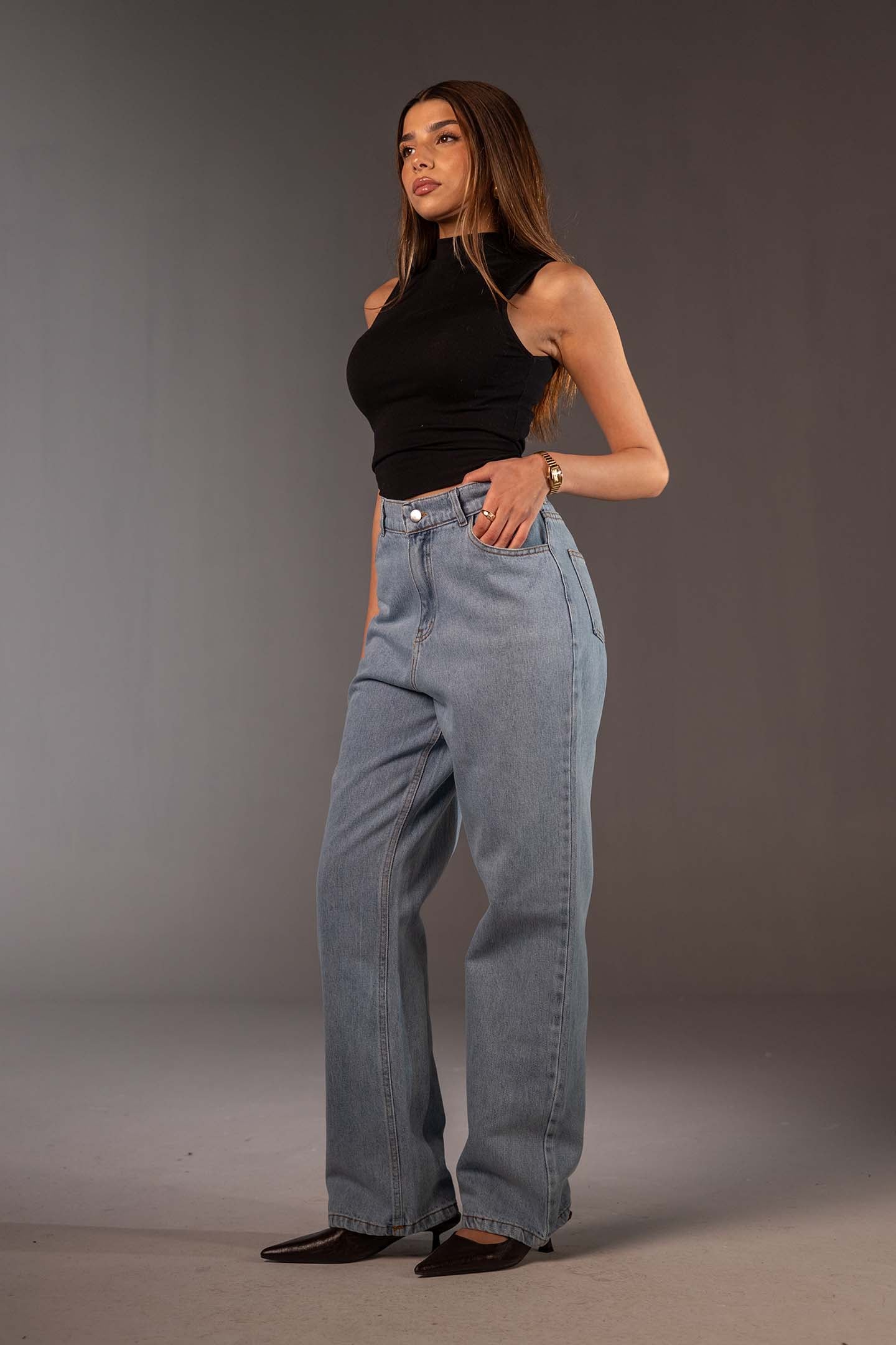 جينز فاتح بخصر عالٍ وقَصّة مستقيمة