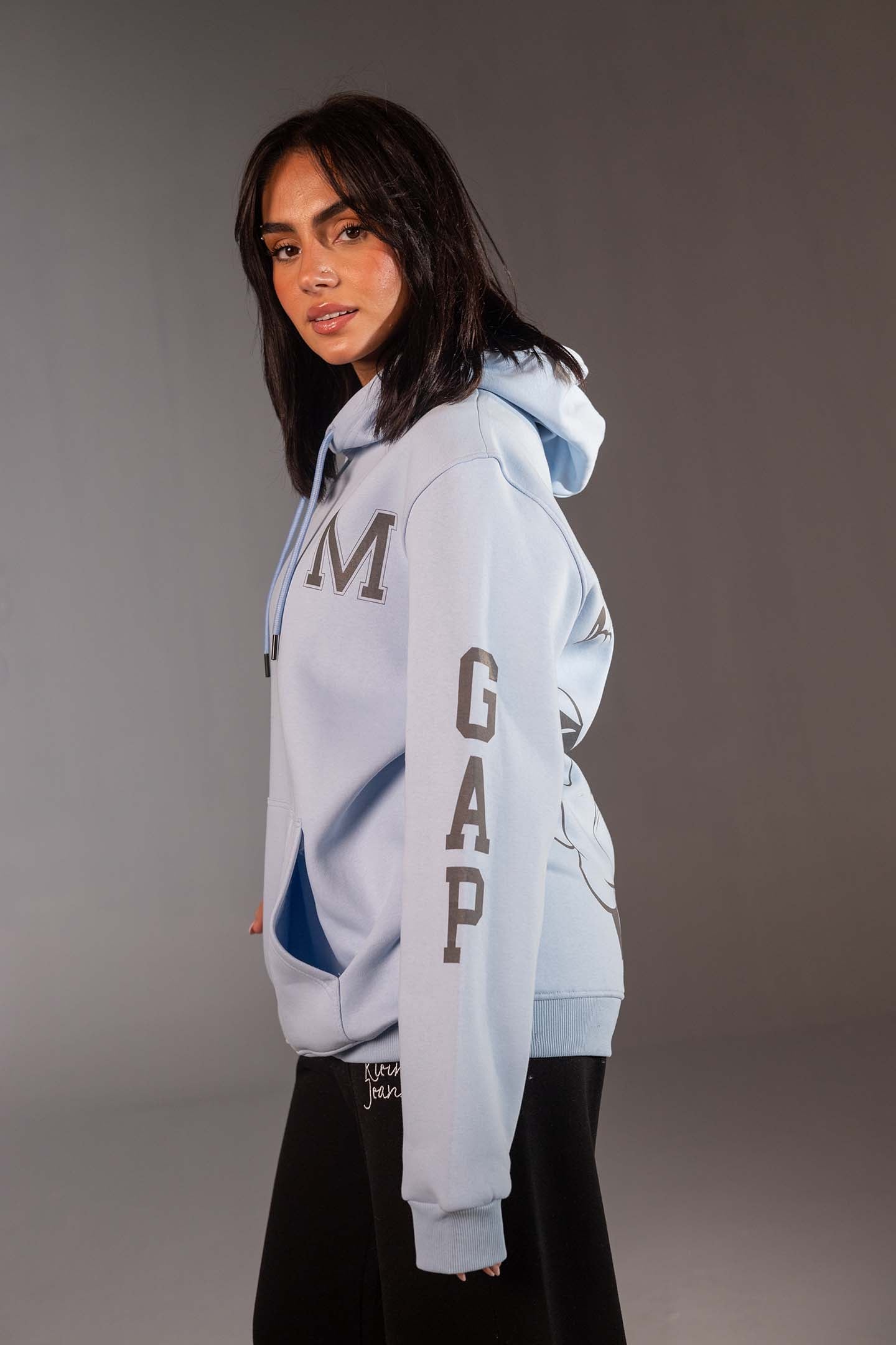 هودي أزرق أوفر سايز بطبعة جرافيك