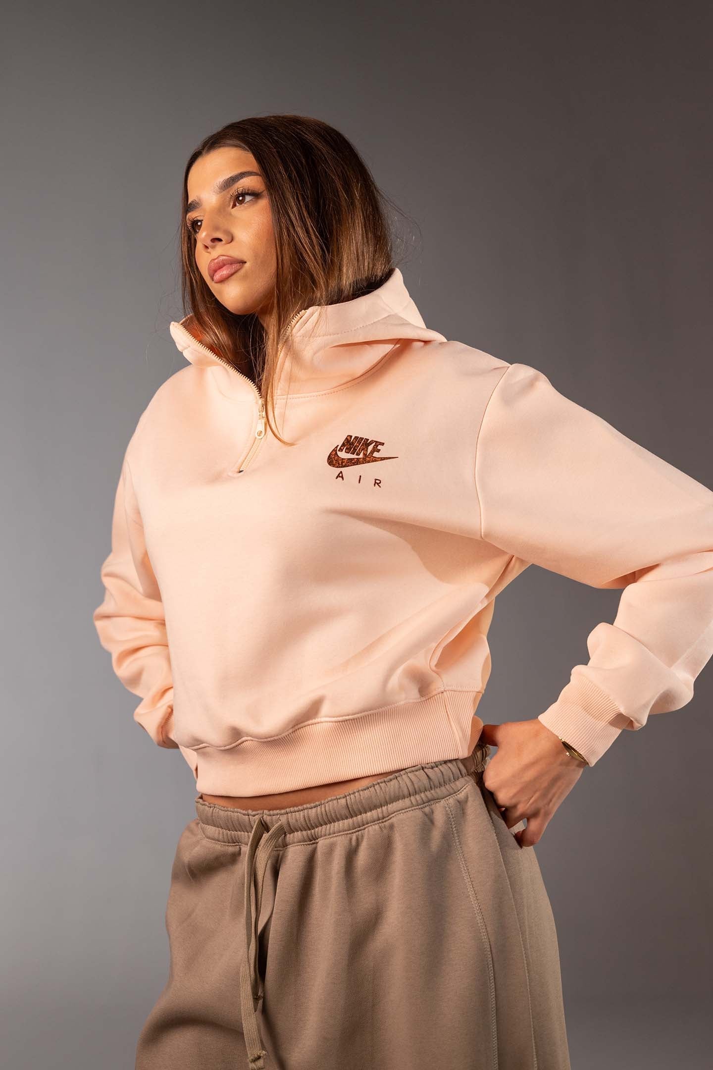 هودي أسود قصير بسوستة نصفية – روز