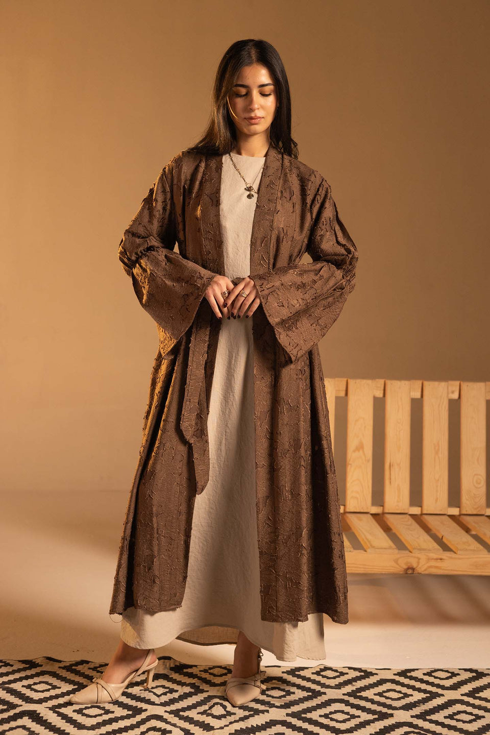 كاردجان جاكار بني بخامة بارزة وأكمام واسعة