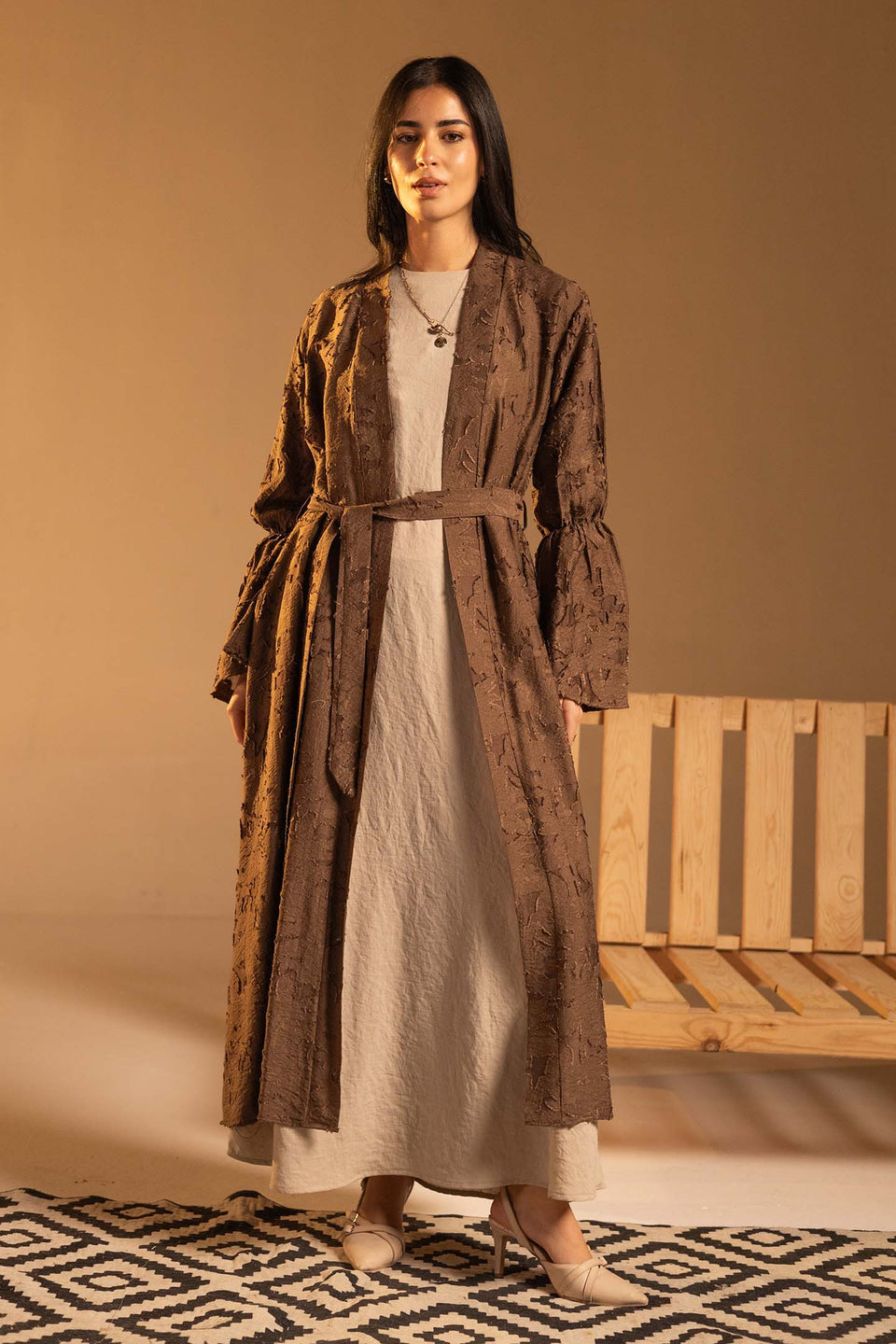 كاردجان جاكار بني بخامة بارزة وأكمام واسعة