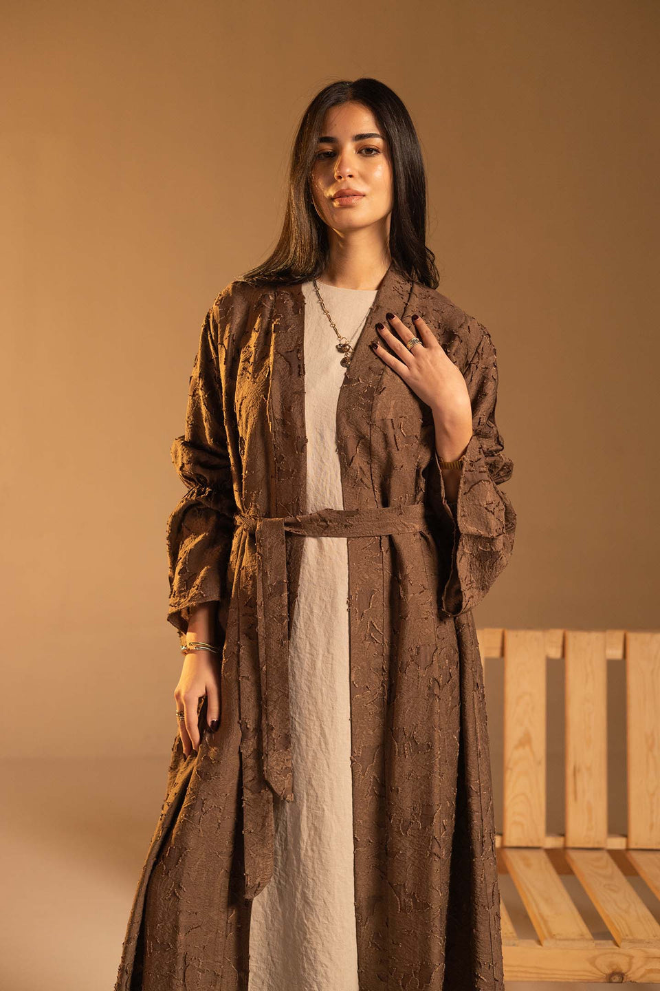 كاردجان جاكار بني بخامة بارزة وأكمام واسعة