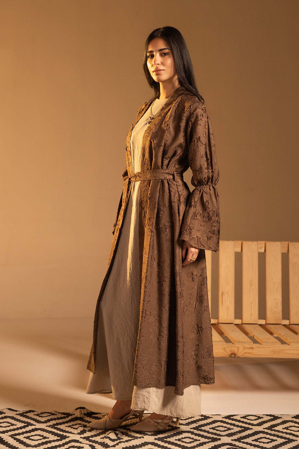 كاردجان جاكار بني بخامة بارزة وأكمام واسعة